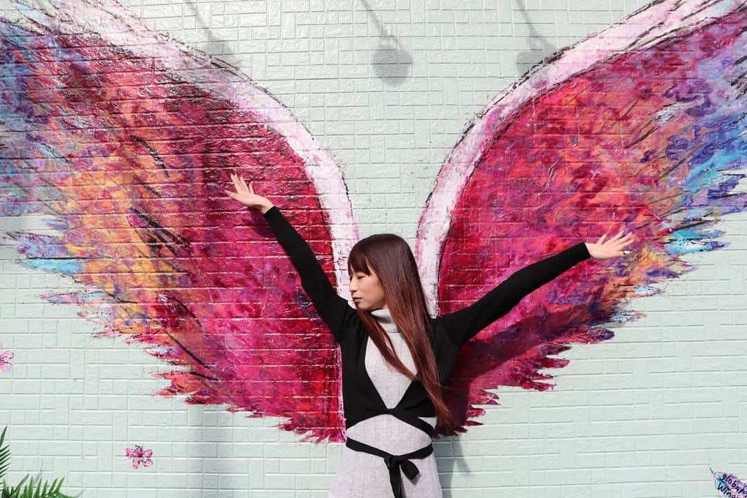 のインスタグラム：「羽ばたけないけど、羽ばたけ  Photo by Hanithan  #東京 #中目黒 #インスタ映え #羽 #翼 #ポートレート #ファインダー越しの私の世界 #一眼レフ #被写体 #モデル #游姫 #tokyo #firstshoot #portrait #nakameguro #instagood #wing #model #shine #niceday #spring」