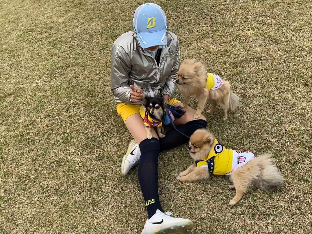 川崎志穂さんのインスタグラム写真 - (川崎志穂Instagram)「0322 ・ ・ 家族みーーーんなでラウンド🐶⛳️ ・ いぬころーずは、楽しそうにコースを走り回ったり、気持ちよさそうにママの腕の中で寝てたりしてました☀️みんなニコニコ🐶 記念写真撮ろうと思ったのに いつも通り誰もカメラ見てくれない🥺📸 ・ ・ #golf #愛犬とゴルフ #ミツウロコ　#kissonthegreen #いぬのいる暮らし」3月22日 21時17分 - shiiiistagram__official