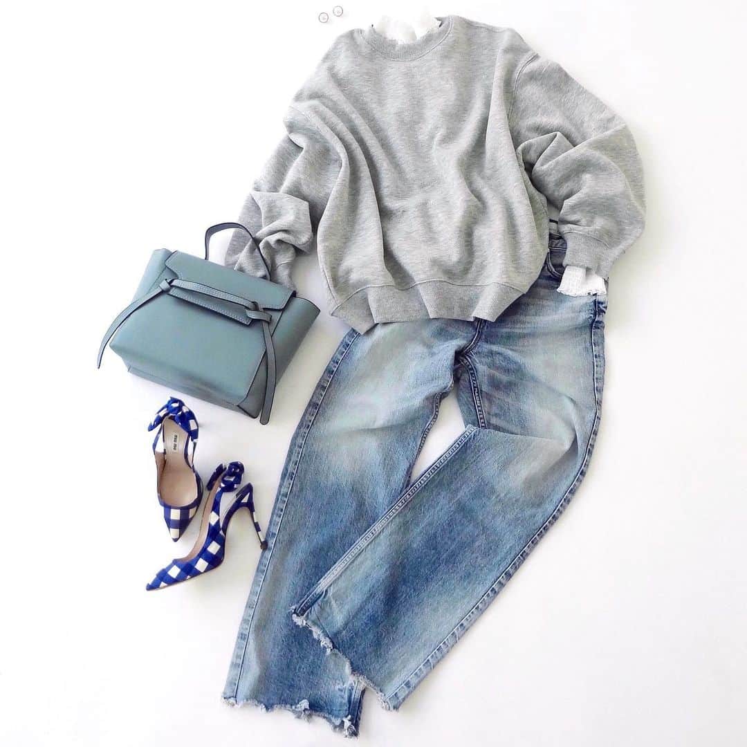 のインスタグラム：「BLOGを作りました📝 トップのプロフィールから是非見てねー😊 . . tops: #GU inner: #WEGO jeans: #upperhights bag: #shopnikoniko shoes: #MIUMIU . #GU #gustyle #スウェットコーデ #デニムコーデ #プチプラコーデ #レイヤードコーデ #mineプチプラ部 #fmk_flatlay」