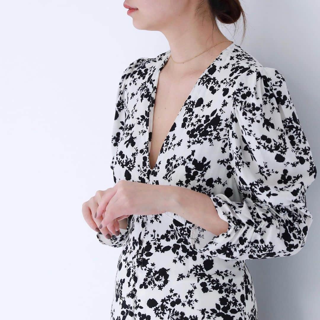 のインスタグラム：「最近買った中でとってもお気に入りのZARAのワンピース👗早く一枚で着たい！ . #zarafashion #ザラジョ #ワンピースコーデ」