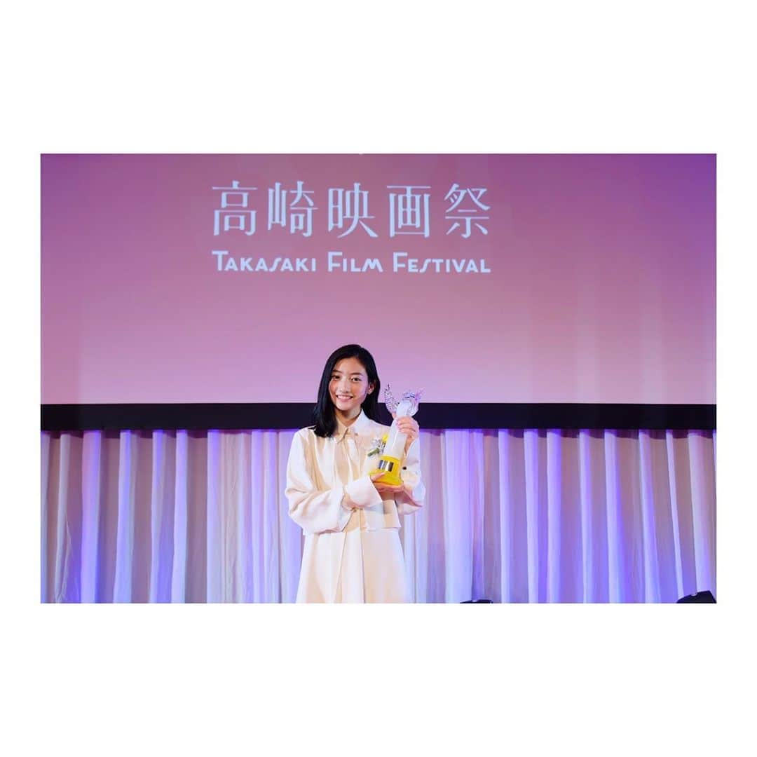 川島鈴遥さんのインスタグラム写真 - (川島鈴遥Instagram)「.﻿ 高崎映画祭　最優秀新人女優賞﻿ を頂きました。﻿ ﻿ これからも日々精進していきたいと思います。﻿ ﻿ そして、今日の22:30から﻿ 「中3、冬、逃亡中」　﻿ dTVチャンネルのひかりTVチャンネル＋にて第3話　放送されます！﻿ ﻿ 是非っ‼︎‼︎」3月22日 21時15分 - ririka_kawashima_official