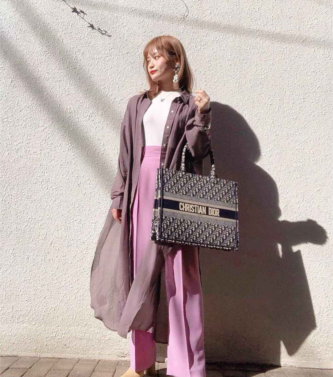 のインスタグラム：「春コーデ🌸 shirts @reedit_official  pants @angie_vintage  bag @dior . . #reedit #angievintage #angie #dior #あおぞら私服#ootd#outfit#mylook#fashion#プチプラコーデ #今日のコーデ#きょコ #154cmコーデ#おチビコーデ #チビコーデ #シンプルコーデ#カジュアルコーデ#お洒落さんと繋がりたい #着回しコーデ #ピンクコーデ」