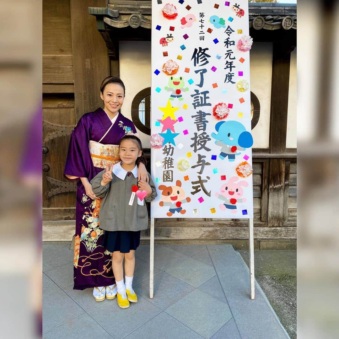 樋口智子のインスタグラム：「次女さん。無事に卒園出来ました🌸  どーしても、いつまでも赤ちゃんな感じがしてしまいがちな次女なんですが…もう卒園なんだなぁ。としみじみ😌  3年間リレーの選手🏃‍♀️ 製作物は飽きっぽくw 明るい歌はノリノリ🎶 静かな歌のピアニーは、たまにエアー😂w 長女とは全っっっ然タイプが違って、それもまたママは楽しかったな😆  当初の予定より、かなりの短縮でクラス毎の授与式。 謝恩会も中止になってしまって…  着物さえ着ようか迷っていたけど、最後の幼稚園なのでせっかくだし着よう👘って友達と話して、着せてもらう事にしました😊 着てみたら、やっぱり本当に着てよかった！！ みっちゃん、たまちゃん、ありがとう💕  本来とは違う形になってはしまったけど、天気に恵まれて卒園式が出来て本当に良かった❤️ 私も、子供と一緒に幼稚園ママを卒園☺️ 私も子供達も、たくさんの人にたくさんお世話になりました！ そして、私自身が子供達にたくさんの事を教えてもらった幼稚園生活でした。  ありがとうございました！✨ 仲良くしてくれたみんなーーー！ ありがとーーーーー❤️ これからもよろしくね🤗w  さよならぼくたちのようちえん🌸 このつぎあそびにくるときはランドセルの一年生🎒😊 #令和元年度 #卒園 #ありがとう #さようなら」