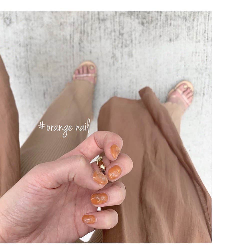 田畑佑莉さんのインスタグラム写真 - (田畑佑莉Instagram)「orange & gold 🍊 ハンドもネイルもぷっくり質感にしてもらいました ♡  #nail  #nails #orangenails  #goldnails」3月22日 21時28分 - lily02tbt