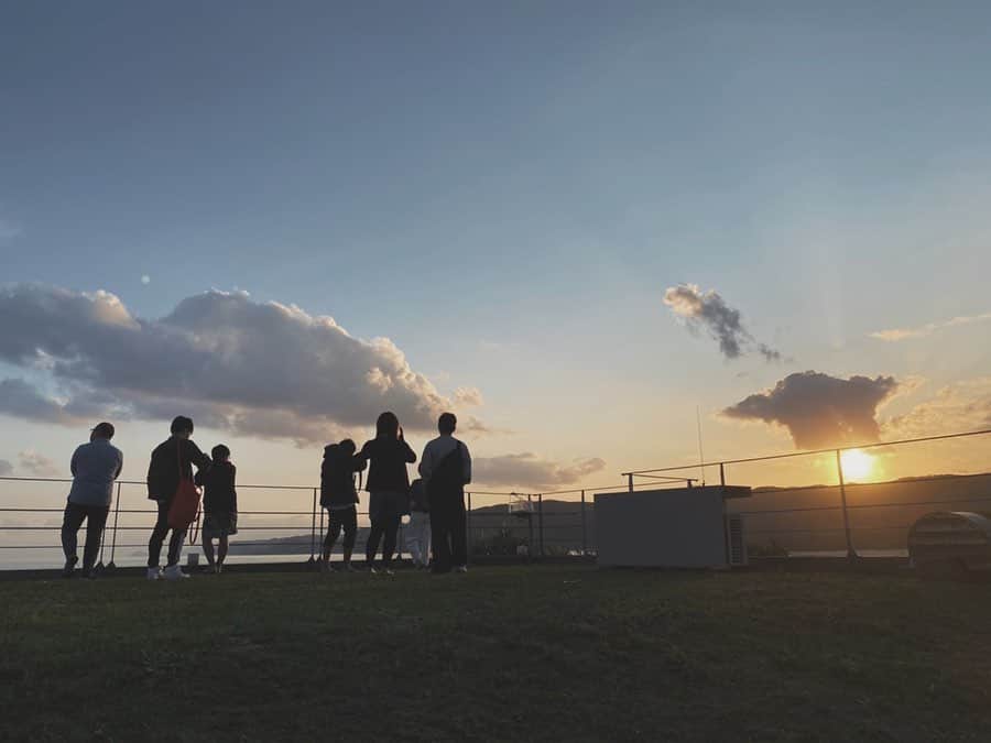 山岸逢花さんのインスタグラム写真 - (山岸逢花Instagram)「🌿 . . 奄美大島での写真集ロケ 多くの自然に囲まれて 良いチームで作らせてもらえた念願の写真集 . 本当に最高のひと時だった。。。 . . 写真集を作るにあたって 思うようにわたしが言葉で意思表示をしないでも すごく好みや雰囲気を汲んでもらって 写真やメイク、スタイリング ‪私がより色んな表現が出来るように‬ ‪拘りをみんなが持ってくれて‬いて ‪その気持ちを感じた時にすごく嬉しかったんだよね . だから、写っているのは私だけど わたしを引き出してくれた わたしを私以上にさせてくれた チームの力が相まって すごく良い作品に なっているに違いないです🌿 . わたしがどんな気持ちで写真集に 望んだのかは まだ別の投稿でいつか書けたら書きます 長くなるし、結局まだまとまらない笑 . . とりいそぎ、4日間一緒に過ごしてくれて 寒さに凍えてたときも一緒に耐えてくれてたり 色々ケアしてくれて楽しませてくれた感謝と 一緒にものづくりができた楽しさと 感動があったことをお伝えしたかった😢🌼 ありがとうございました🌼 . . そんなわたしの気持ちのこもった写真集は 【5月26日】に 徳間書店さんより発売です♡ その他、掲載があったりイベントも できたら良いなという感じです♡ . わたしに会ったことない人も 写真集を買ったことのないひとにも ぜひ、手に取って見てほしいです…！ 楽しみにしていてください💛 . . . #山岸逢花 #あいぱん #AV女優 #山岸逢花1st写真集 #写真集 #AV #aikayamagishi #Japanese #Japanesegirl」3月22日 21時31分 - ayakayamagishi_