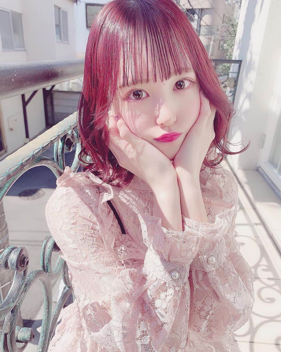 真城里帆さんのインスタグラム写真 - (真城里帆Instagram)「昔はいちばん好きな色は絶対ぴんくって感じだったけど最近は白とか黒のほうがすきでぴんく離れしてたけどやっぱぴんくに囲まれると女の子の最強になれる気がしていいな＾＾❤︎" . . #ピンクヘアー #ピンクアッシュ #ピンクカラー #ラベンダーピンク #ピンクブラウン #ピンクラベンダー #ピンクネイル #アンクルージュ #ankrouge #原宿美容室 #表参道美容室 #サロモ #ミディアムヘア #ミディアムヘアアレンジ #ミディアムボブ #パッツン前髪 #ぱっつん」3月22日 21時31分 - riho_nonfic