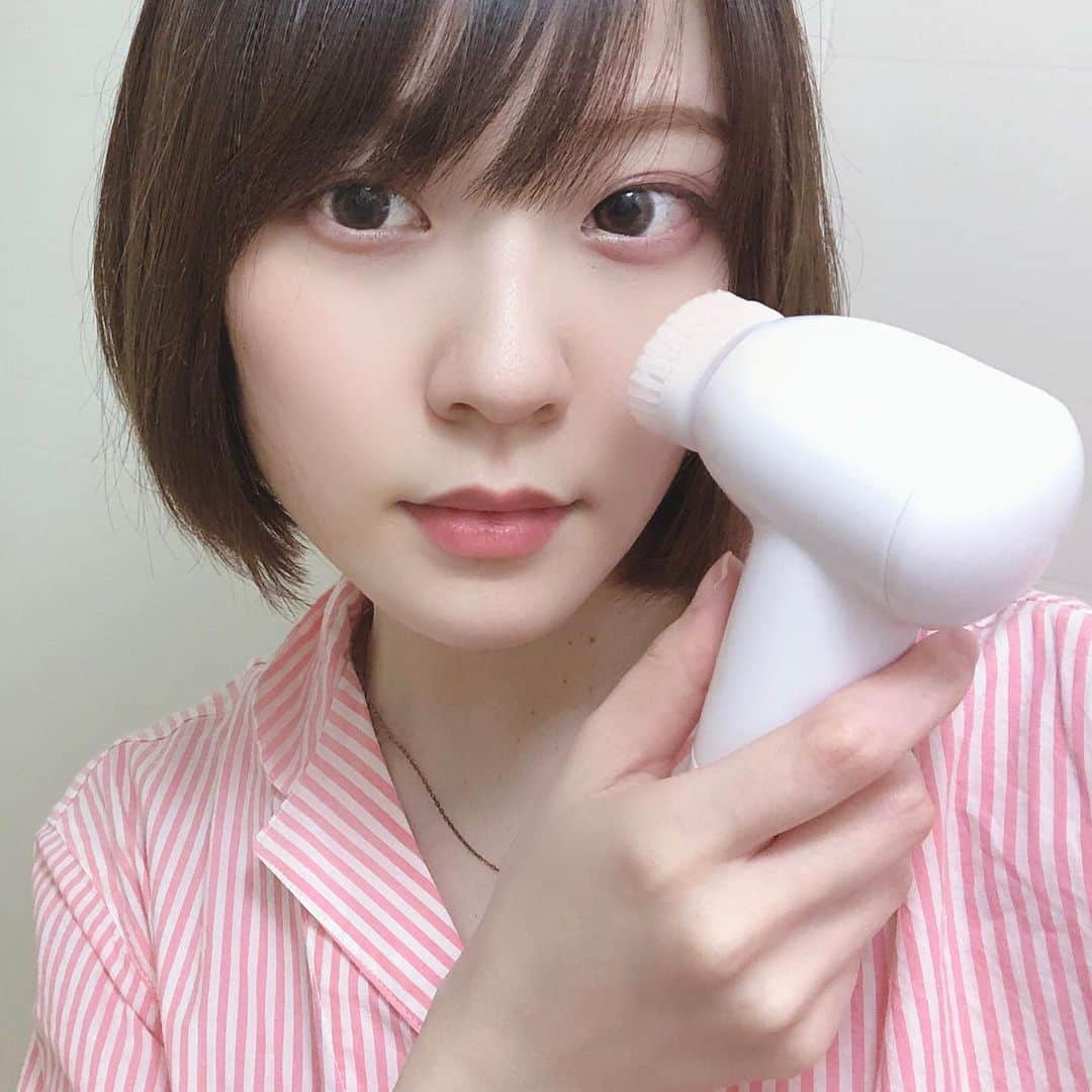 ぽむぽむユウリのインスタグラム：「MiroPureさんから回転式電動ブラシをいただきました🥺🖤 メンズ、レディース問わず使えるみたいです👌 : 防水でお風呂でも使えるのが嬉しい！ ブラシは付属で5つもついてて、それぞれ効果が違うので色々使ってみてます🖤 : 私のお気に入りは、シリコンブラシと極細毛ブラシ！シリコンブラシはクレンジングの時に今までは手でやってたけど、ブラシに変更して使ってます！ 極細毛ブラシはほんとに毛が細くて柔らかくてとにかく気持ちいいです！毛穴の汚れや角質を優しく洗い落としてくれるそう。 使った後は、スキンケアの浸透率が良くなるのでとってもお気に入りです₍ᐢ. ̫ .ᐢ₎！ : あとはスポンジブラシや軽石ブラシなんかもついていて、珍しいよね！ そちらはまだ使ったことないから、これから使うの楽しみ〜！良かったらストーリーとかでお知らせするね📢♡ #pr #MiroPure #洗顔ブラシ #ディープクレンジング #Amazon : Amazonで【MiroPure 洗顔ブラシ】で調べてみてね🐶」