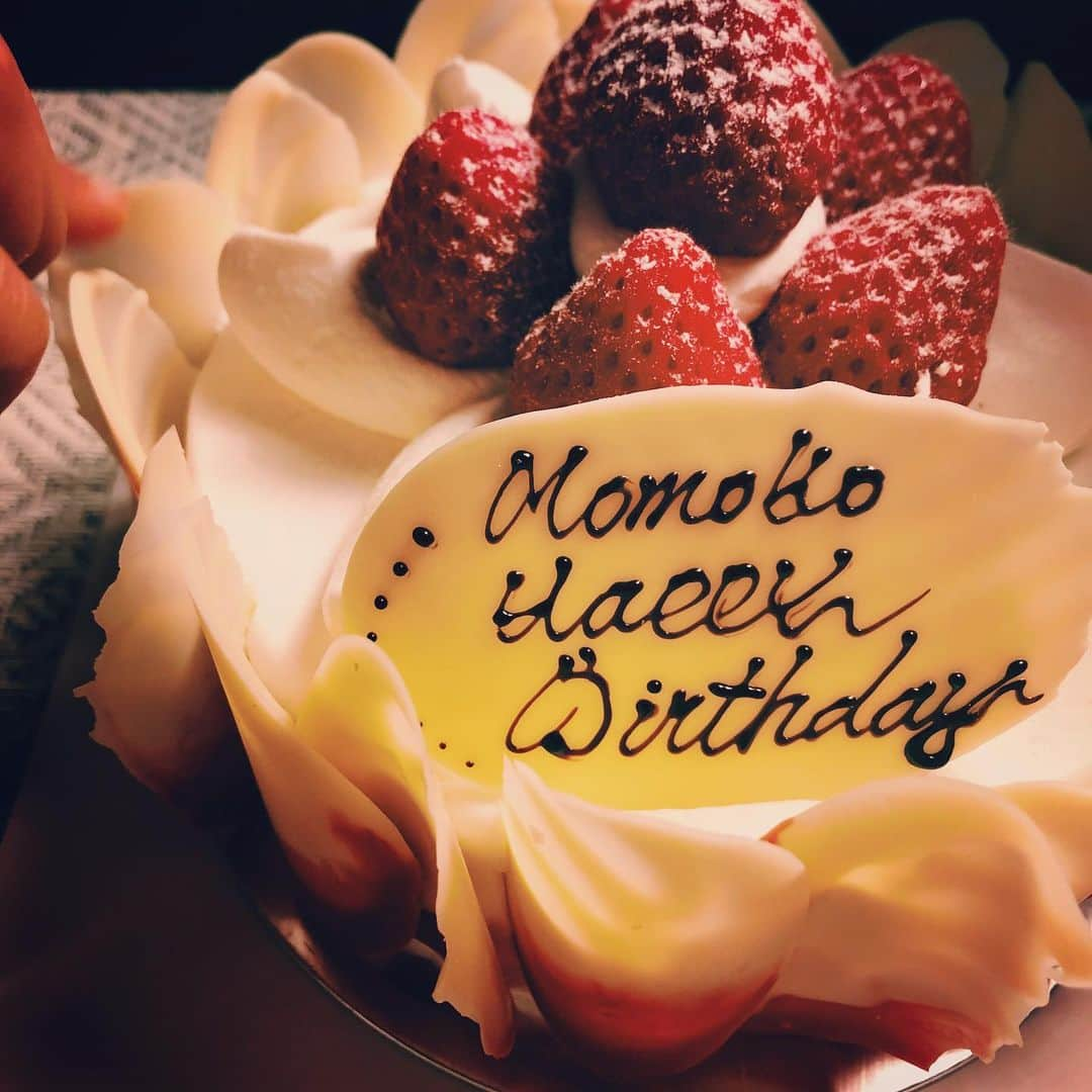 momokoさんのインスタグラム写真 - (momokoInstagram)「誕生日だった本日☺︎ . 我が家の恒例、夫の焼くナニワヤのステーキと夢のように美しいフィオレンティーナの🎂でお祝いしてもらいました。（周りのチョコレート飾りに👦の指が伸びてますが、、🙂。） 誕生日だし自分で自分に何か買おうかな？と思ったのですが色々欲しいものがあるような、別にどれもなくてもいいような、で結局何も買わず😅。 健康で安全に暮らせる穏やかな日々が一番の幸せだなと最近つくづく思います。 . 新しい年も無理せずマイペースで、元気にやっていけたらと思います🙂🙏✨」3月22日 21時33分 - momoko_tsukamomo