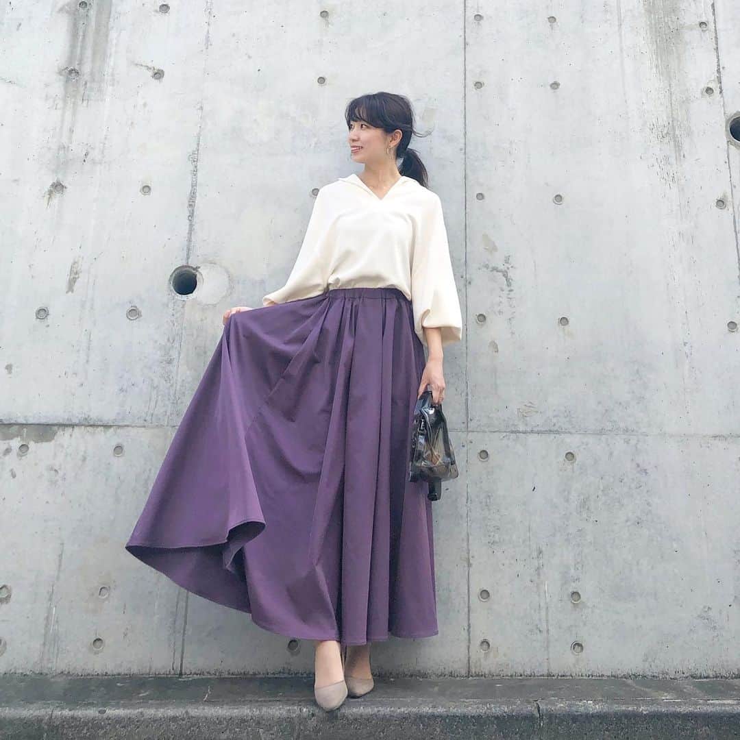 のインスタグラム：「white×purple ・ @akte_official のたっぷり生地を使ったスカート💜 ・ 今日は暖かくてコートいらずでした🌸 ・ #tops #toteme #トーテム #skirt #AKTE #アクテ #bag #zucca #ズッカ ・ #ママコーデ　#ママファッション　#アラサーコーデ　#30代コーデ　#春コーデ　#ootd #スカートコーデ」