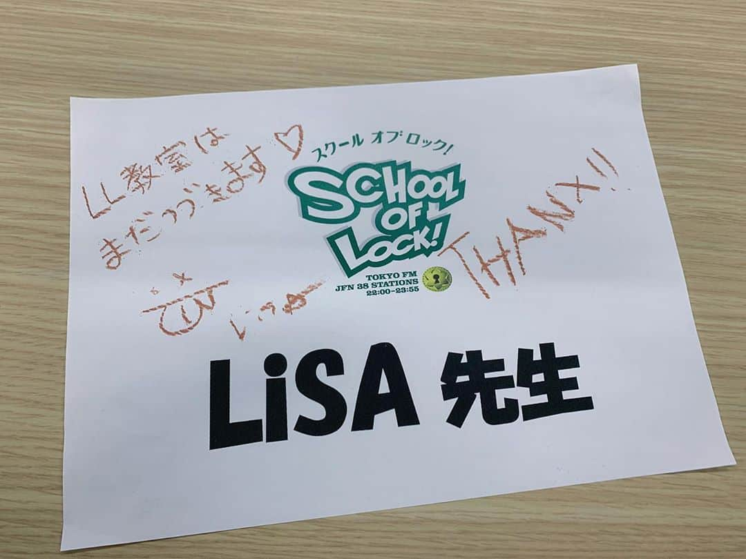 LiSAさんのインスタグラム写真 - (LiSAInstagram)「大号泣😭😭😭😭😭🌈🌈 校長10年間お疲れ様でした。 いつも皆の居場所で待っていてくれてありがとうございましたっ！ SOL派👩‍🎓👨‍🎓 #SOLワイモバ学割　#自撮り下手すぎてぶれぶれか👽」3月22日 21時42分 - xlisa_olivex