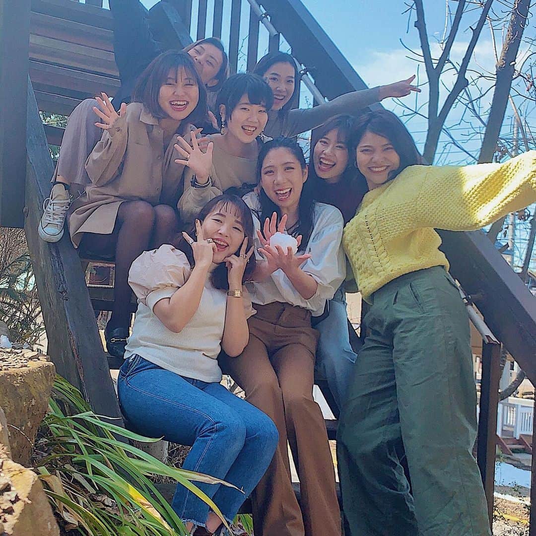NAKATANIYUKAのインスタグラム：「何をしても優しく見守ってくれる先輩と どんな時も一緒にふざけてくれる同期に出会えたことが 名古屋きてよかったと思える最大の理由です♡  #旅行やのになんで穴空いてる靴下履いてくるん #雪降るってアドバイスくれてたのになんで半袖着てくるん #コテージの壁でロッククライミングしようってなんで思ったん #乾杯だけねって約束してお酒飲んだのになんで飲ませ合いが始まったん #カメムシ退治できるのになんでカメムシでたら一番驚くん #誰もお腹空いてないって言うてるのになんでメガ盛りサイズのお肉全部焼くん #底抜けに明るい先輩と同期のお笑い合宿 #次は夏休み」