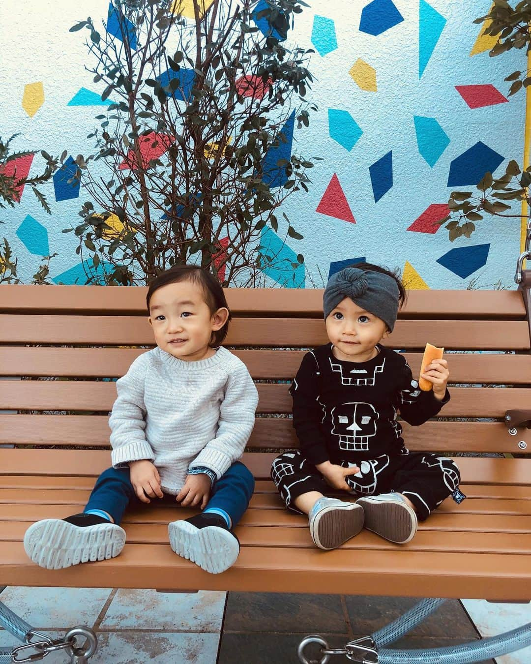 EMILY/BLUEさんのインスタグラム写真 - (EMILY/BLUEInstagram)「癒し....🧒🏻🤎🧒🏻 #booapeek #converse #zarakids #hm #gapkids #fashion #ootd #coodinate #smile #kidsfashion #カジュアルコーデ #ファッション #コーディネート #1歳 #幼なじみ #1歳8か月 #キッズコーデ #男の子コーデ #本日のシンシン #ターバン #ターバンコーデ #笑顔」3月22日 21時48分 - emilybluejewelry0220