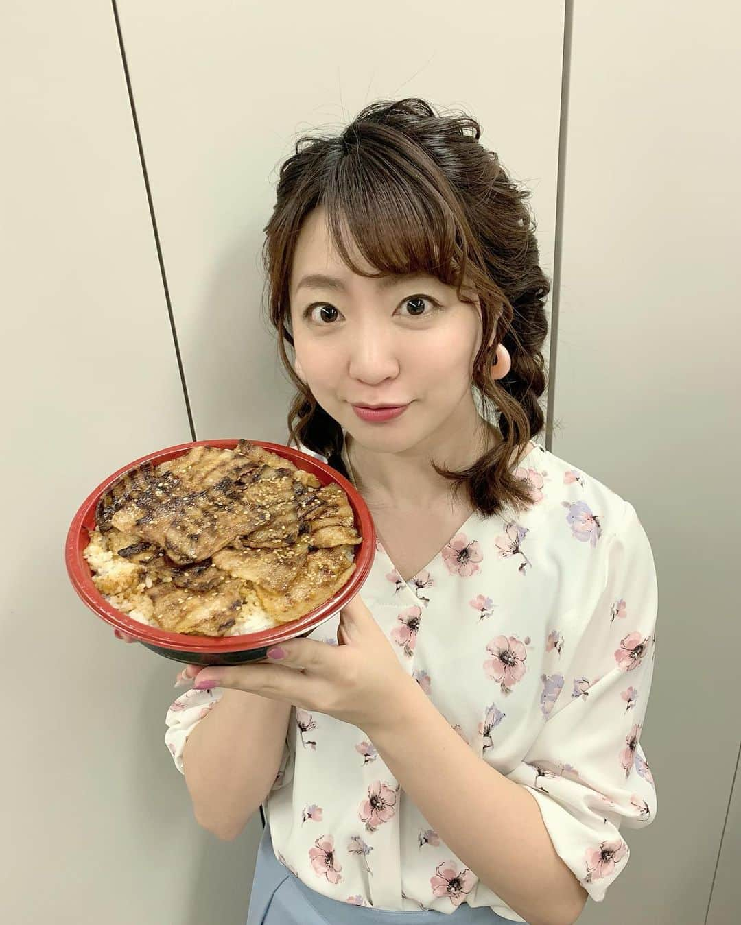 湯浅知里さんのインスタグラム写真 - (湯浅知里Instagram)「♡♡ . . . #スイッチン！ 家グルメ特集の中で紹介したグルメたち、、。 箕輪さんがチョイすした写真のカレーは🍛口に入れた瞬間から辛すぎました、、🌶毛穴からじわっとすぐに汗が出ました💦 . . 約1キロのドカ盛り丼✨ 写真は1番人気のもち豚丼🐖☘ 私は牛カルビ丼派かも(*^^*)💕 パンケーキ🥞にコロッケも美味しかった(๑>◡<๑) . . . しかし今日は写真のようなテンションじゃない（ ; ; ）笑笑 ぁあああ悔しいよ〜🌶🌶 まず#スプリングステークス こちらは#ガロアクリーク を入れてなくてお手上げ🤷‍♀️💦 問題は#阪神大賞典 🏇 #メイショウテンゲン を軸にした3連複6頭、、。 軸は良かった、間違えてなかった。 直線で、メイショウテンゲンだけをみていて 間に合うかな？大丈夫かな？よしっ！ ３着だぁー！！！ん？２着4番！！？、、(白目) ぐわぁーー😭😭 #トーセンカンビーナ がいない💦 それも迷って迷っていれなかった馬じゃ😭😭😭😭 キセキをきる勇気はなかった、、。 めっちゃ悔しいやん。。 . . #ユーキャンスマイル おめでとうございます㊗️ 去年は#シャケトラ  が勝ったレース🏇 今年も金子オーナーの馬でしたね😌 . . 全部含めて今週も楽しませて頂きました🐴 また来週頑張ります。。 #umajo#湯浅知里」3月22日 21時55分 - chisato.y515