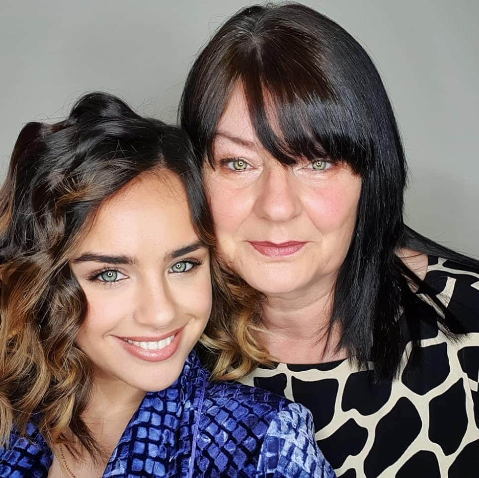 ジョージア・メイ・フットのインスタグラム：「Happy Mothers Day to you Mum! You live very far away now but i know you are the happiest you have ever been. I miss coming round to do my weekly shop in your cupboards. Cuddles again soon 💜」