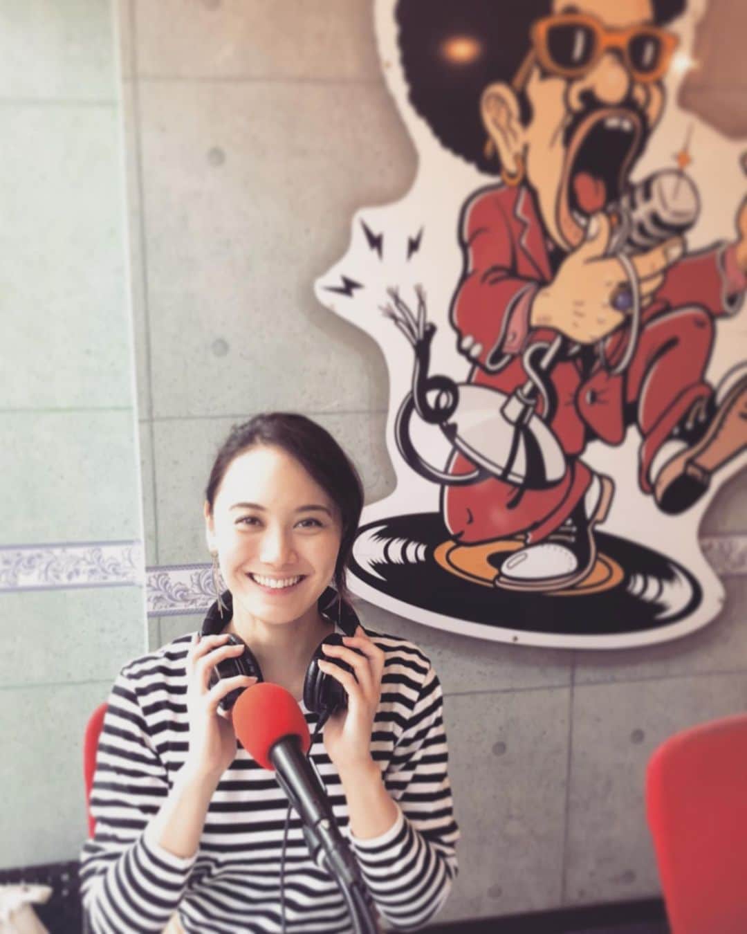 富永沙織さんのインスタグラム写真 - (富永沙織Instagram)「ラジオお聴きくださり、ありがとうございました😊🌸 ・ スタジオ前はポカポカと暖かく、観覧の方もいらっしゃったり、聴いたよっとコメントをくださる方もいらっしゃったり、こちらも元気をいただいた生放送でした☺️🍀 ・ また来月も、『富永沙織のSunday Brunch Talk Show 』では、【富永沙織の恋愛・なるほど分類学】のコーナーにて、恋愛相談を整理収納のステップで解決していきますので、ぜひメッセージお寄せください☺️🍀 ・ info@885fm.jpまで、件名に『富永沙織のSunday Brunch Talk Show 』と書いて、メールお待ちしています😃⭐️ ・ ちなみに今日のトップスはdropさんのお洋服で、Marimekkoのボーダーカットソーです😊🍀 ・ #radiopersonality  #ラジオ  #radio  #drop  #marimekko  #ボーダーカットソー  #rainbowtownfm  #レインボータウンfm  #整理収納アドバイザー  #恋愛相談  #恋愛相談受付中  #ラジオ好きな人と繋がりたい  #ラジオ生放送  #女優  #mc  #ラジオパーソナリティ  #マリメッコ」3月22日 22時10分 - saori_tominaga