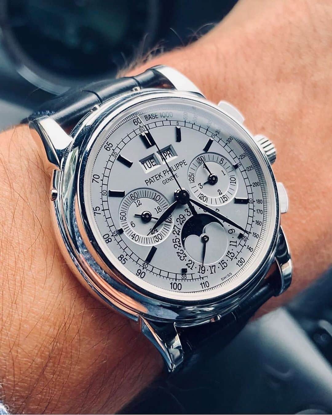 Daily Watchさんのインスタグラム写真 - (Daily WatchInstagram)「When you can finally get your hands on a rare piece! The discontinued Patek Philippe 5970G proudly worn on @watchrookiee 's wrist 👌🏼🔥」3月22日 22時02分 - dailywatch
