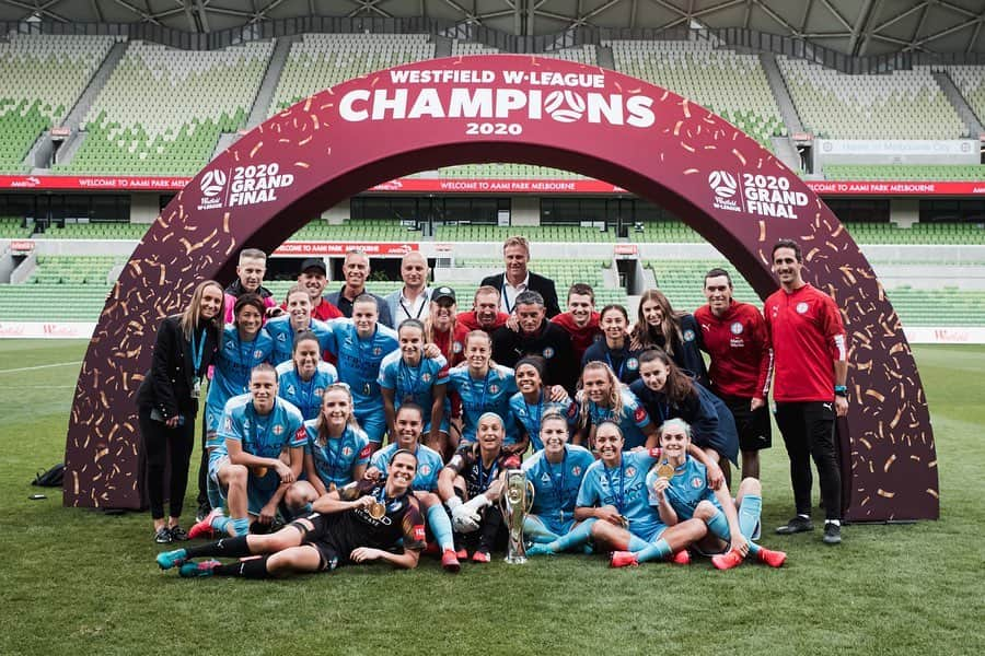 近賀ゆかりさんのインスタグラム写真 - (近賀ゆかりInstagram)「The @wleague 19/20 season is over. I had an amazing time!! Thank you for all. Love  my  family @melbournecity 💙 🇦🇺シーズンが終了しました。 優勝はやっぱり最高です‼︎ 応援して頂いた皆さんありがとうございました‼︎ (この後、オーストラリアではNPL(州リーグ)が始まる予定です。 ここにはシティのチームメイトの他、日本人選手も多く所属しているので、引き続き応援してもらえると嬉しいです。)」3月22日 22時05分 - kingayukari2