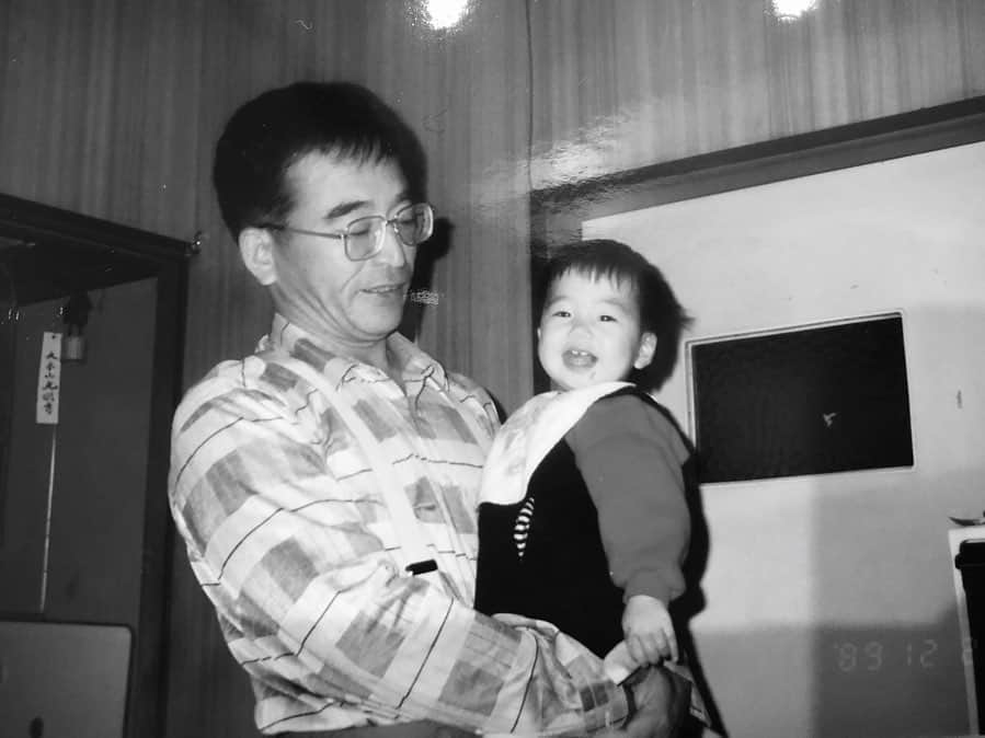 かなのインスタグラム：「大好きな大好きなパパ。  30年間親バカすぎるほど 愛してくれて守ってくれた  最期まで強くて優しかった  心臓が止まる1時間前まで 「かなちゃんが疲れちゃうから休憩していいよ〜」って パパの身体を撫でてる私を心配するような父だった。  パパを想って泣きながら もう一度会いたいと願いながら 思い出の場所にパパの面影を探しながら それでも笑って生きていくよ。 パパが言ってたとおりにね ただ、ひたすらに生きていく。 #父と娘」