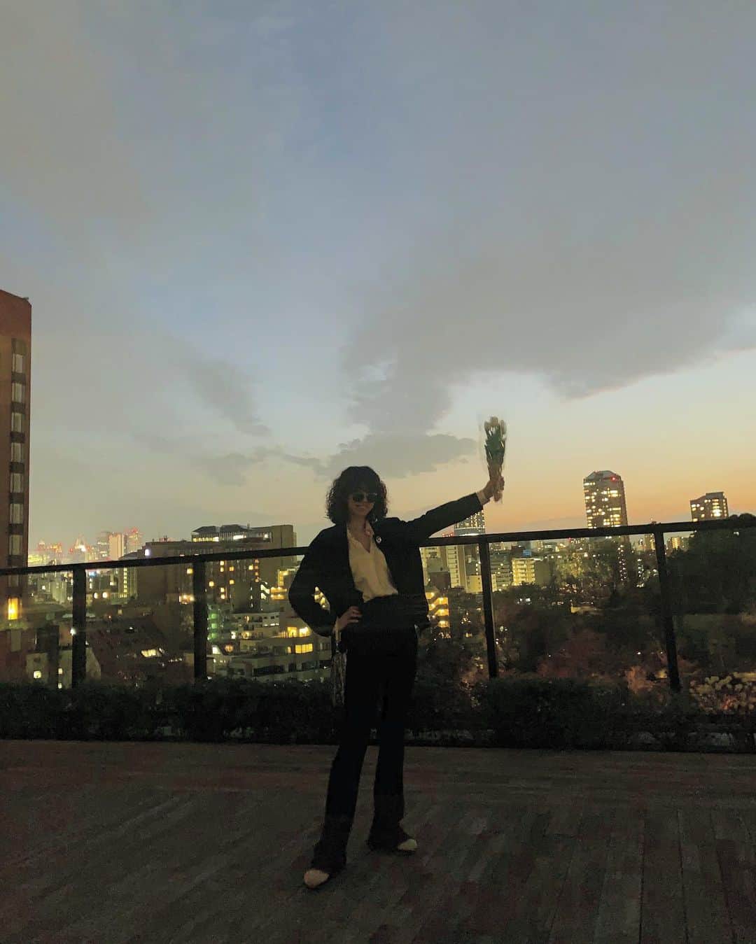 生野優子のインスタグラム：「夕海ちゃんいつもありがとう❤️💐 🕶 @therow 🥼 @normakamali vintage 👕 @marni 👖 @stellamccartney 👟 @nike 👜 @dior vintage  ちょっとおしゃれしたのでお知らせします」