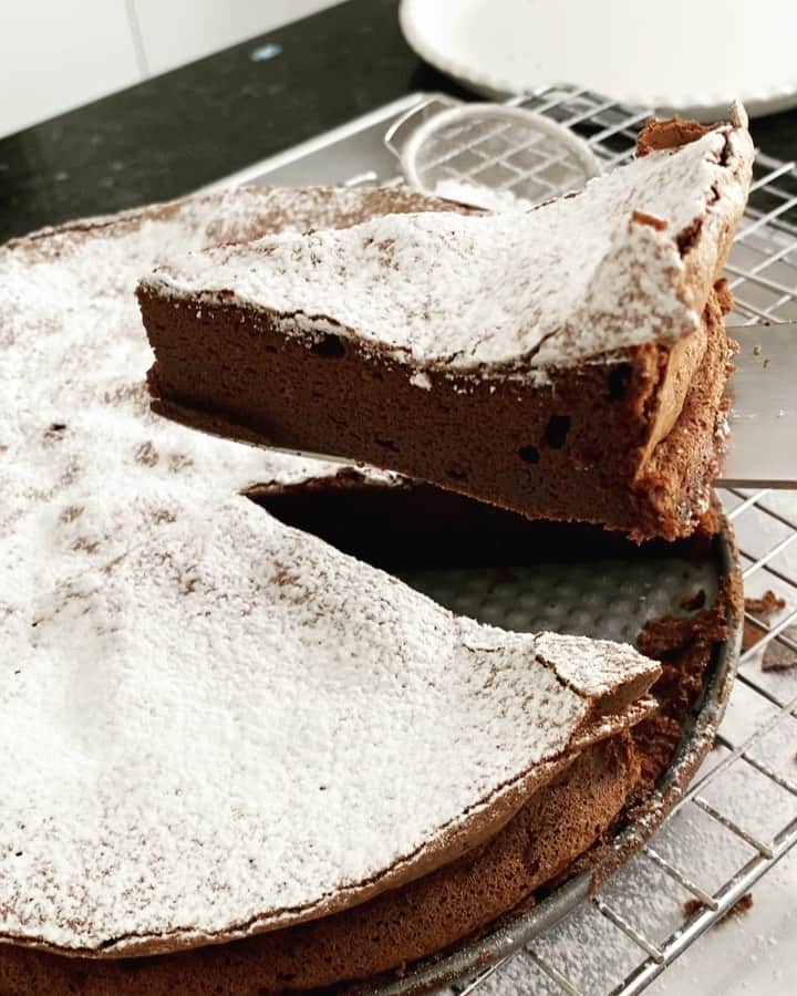 Samantha Leeのインスタグラム：「My favourite 4-Ingredients Flourless Choc Cake. Crisp crackly top, super fudgy and chocolaty centre! (Recipe on Highlights)  #leesamantha #fridgeandcomfort #movementcontrolorder」