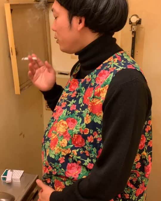 坂元健悟のインスタグラム：「【絶対真似しないで下さい】 人の目を盗んで喫煙する妊婦。 #東京#福岡#京都#大阪#沖縄 #お笑い#ライブ #お笑い好きな人と繋がりたい #吉本興業 #妊婦#世の妊婦さんに幸あれ #三匹」