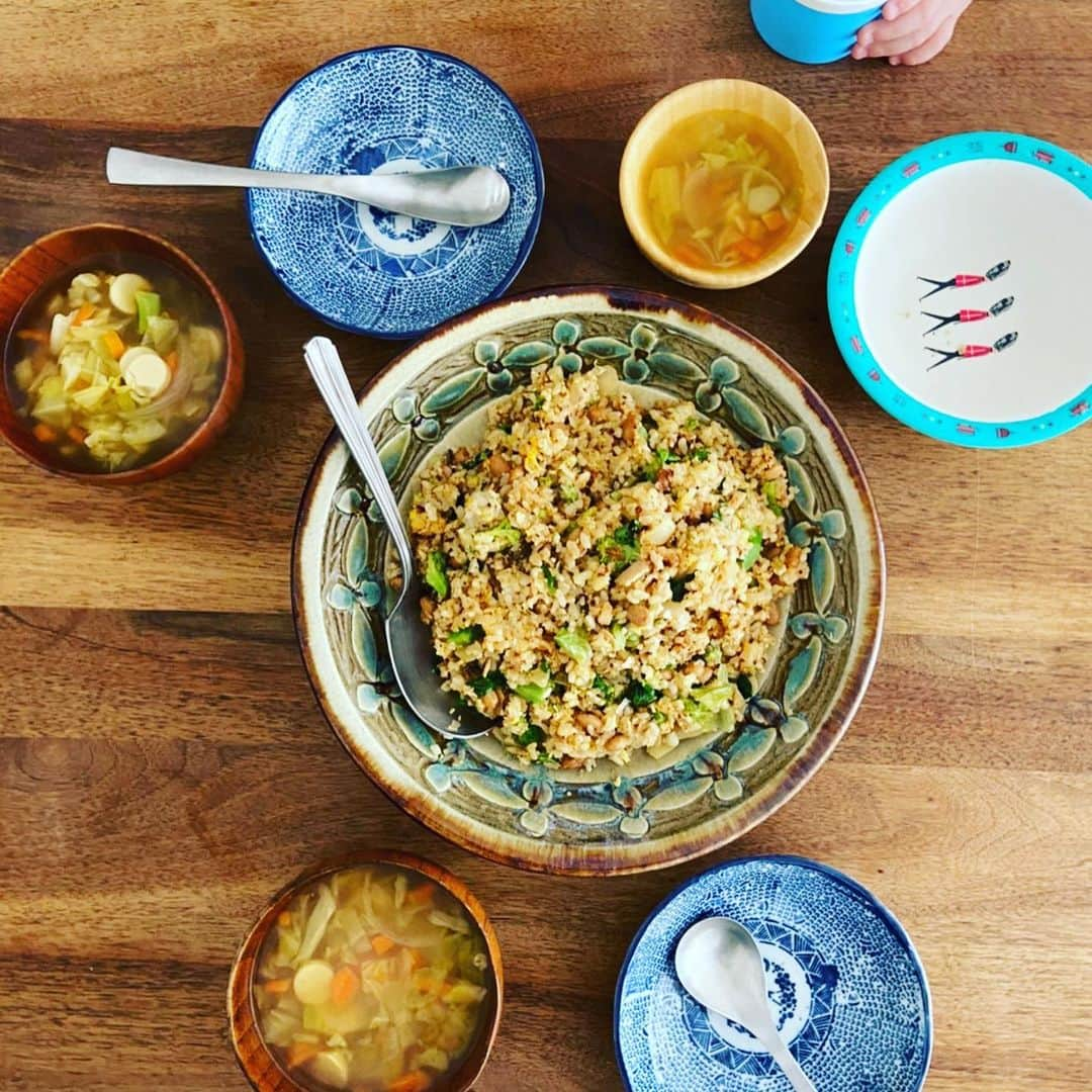 安田美沙子さんのインスタグラム写真 - (安田美沙子Instagram)「お揃いのボーダーを着てお料理。 ママがコーデすると、同じ色のボトムスを合わせてしまう。笑 . . . 余り物で、炒飯とスープ作りました。材料は息子に決めてもらって、これはスープに入れる？炒飯に入れる？と質問。 ブロッコリーは🥦最近食べてくれなかったけど、「これは炒飯！」と答えてくれました😊 人参は「スープ！」のリクエストでした。 . . . 途中で、恒例のおもちゃの包丁を持って来て、キャベツを切ってくれました。(もはや手でちぎっていた) 納豆やツナ、ブロッコリー、玉ねぎ、レタスに、お出汁パックの中身ごと入れて味付けした炒飯✨ キャベツたっぷり、お魚ソーセージ入りの塩麦麹&カレー味のスープ⭐️ . . . 「ブロッコリーぼく食べれるよ！」と完食してくれました😭自分で選んだもの、自分で作ったもの、食べる気力が増すように感じます。自分で考えての行動。成長したね🌸 . . . #instafood #boy #34monthsold  #border  #cooking #vegitable  #小さい彼氏　#余り物  #食育　#食育インストラクター  #健康食コーディネーター  @traditionalweatherwear」3月22日 22時15分 - yasuda_misako