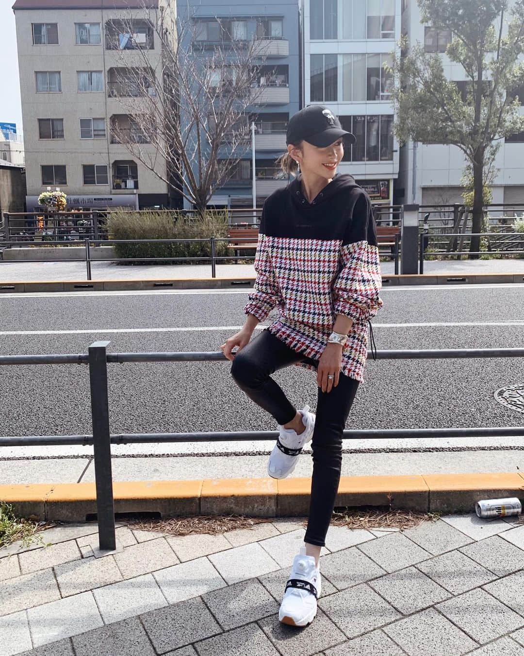 asami0510のインスタグラム：「最近はスニーカー合わせてカジュアルな格好もする様になった このセットアップ、パーカーだけどツイード生地でカジュアル過ぎなくて好き😚 スカートだけどまだ少し肌寒いからレザーのパンツ合わせて着てる〜 #fashion #styling #coordinate #karllagerfeld #reebok」