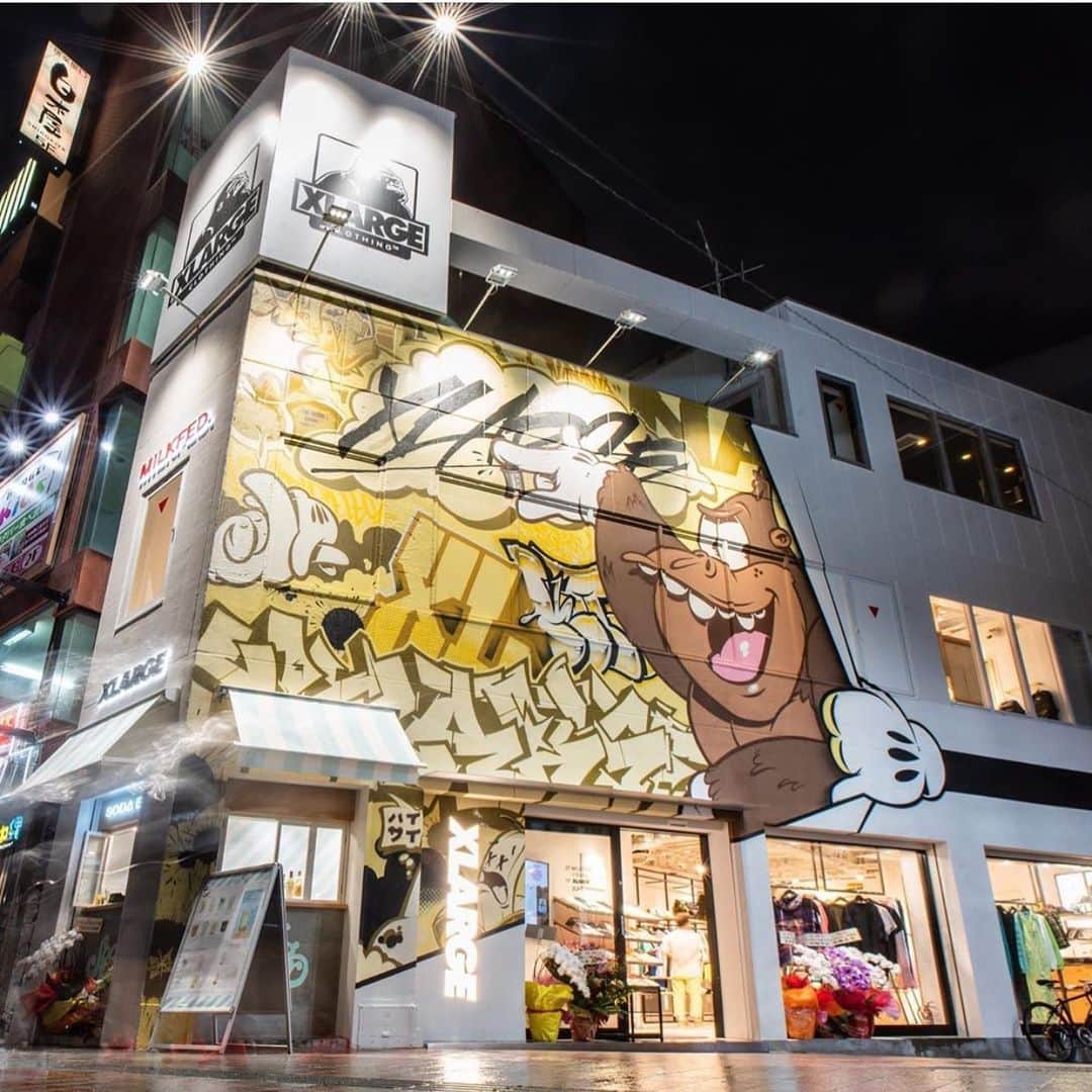 のインスタグラム：「ちょうど1年前の今日☀️ 3月22日は那覇店のオープニングレセプションパーティーの日でした。店舗を運営していると毎日色んなことが起こって大変なこともあるけど、僕はやっぱりファッションやそれに通じるカルチャーが好きです。この仕事を続けられていることに感謝と誇りを持ってこれからも精進していきます。両親、家族、友達、スタッフ、いつもお店に通って頂いているブランドファンの皆様に感謝しています。これからも沖縄の地から新しいワクワクを発信していけるようにスタッフみんなで取り組んでいきます。今後とも宜しくお願い致します！ . 写真は昨年オープン直後に撮影頂いたお気に入りの外観写真🙏🏻 📷 @yasushi_terauchi . #沖縄今日海開き #🌊」