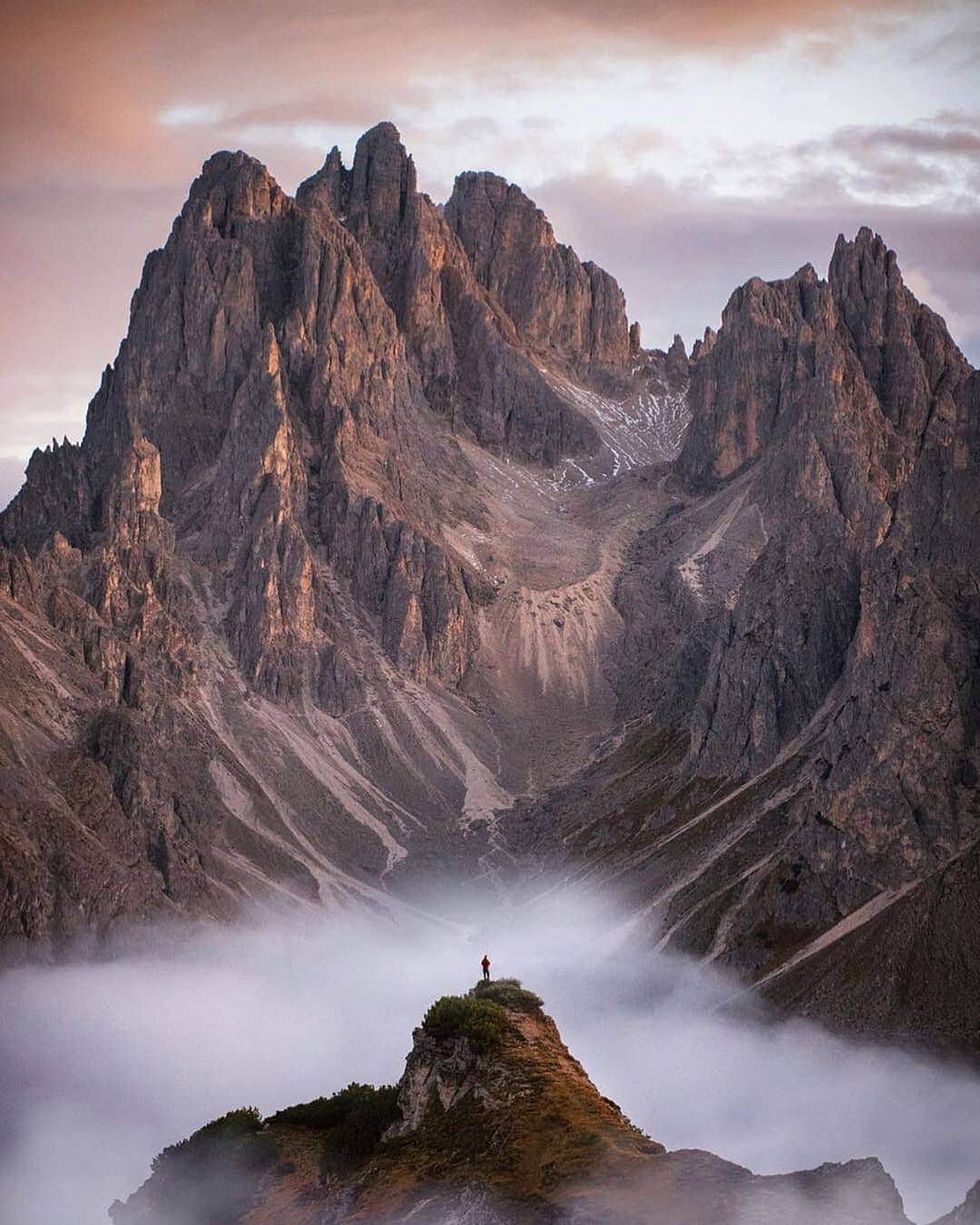 BEAUTIFUL DESTINATIONSさんのインスタグラム写真 - (BEAUTIFUL DESTINATIONSInstagram)「Awestruck by this view from the Dolomites. 🏔️ What are your favorite way so to connect to nature? Hiking? 🚶 Walks through a park? 🌳 Sitting by the ocean? 🌊 Let us know in the comments below! (📸: @tomarcherphoto 📍: Tre Cime di Lavaredo)」3月22日 22時20分 - beautifuldestinations