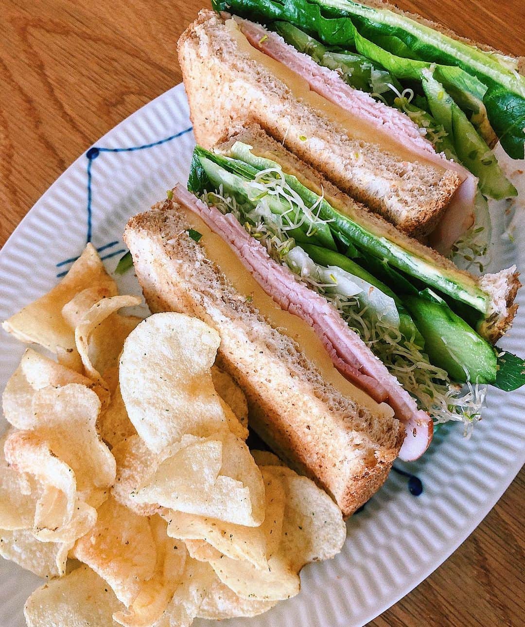 シャウラさんのインスタグラム写真 - (シャウラInstagram)「今は人の多い場所はなるべく避けなきゃいけないから家ご飯が自然と増えた。サンドイッチは簡単そうで、バランスが全て。ハムとゴーダチーズ、野菜たっぷりのサンド。美味しくできた。大満足。あなたの大満足フードは何？ Naturally spending a lot more time at home these days and spending a lot more time cooking. I know a sandwich isn’t considered cooking but balance is everything. I just wanted to brag to you all about how wonderfully delicious my ham and Gouda cheese sandwich turned out. The chips on the side? Sour cream and onion of course. What is your comfort food?  #comfortfood #sandwich #サンドイッチ」3月22日 22時20分 - shaula_vogue