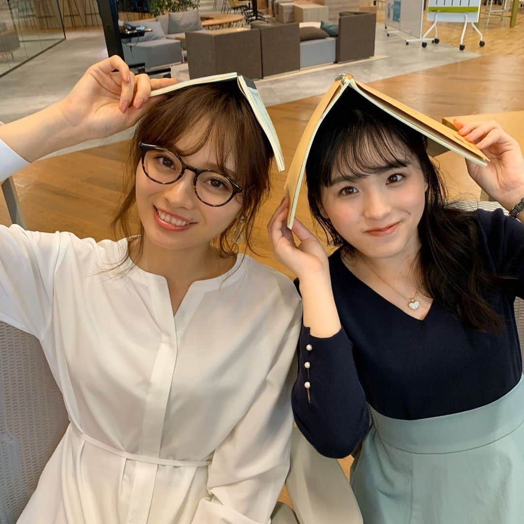 withさんのインスタグラム写真 - (withInstagram)「【with4月号発売中🌸】 4月号の発売期間もあと残り一週間！専属モデル梅澤美波ちゃんと、ゲストの大園桃子さん出演の「乃木坂OL」企画では、1年目OLと5年目OLのオフィスカジュアルについて考えました🤔 . p97「一日デスクワークの日」のオフィス服を提案したページでは、2人の即興劇が炸裂！ . 梅「（本誌の写真のように伸びをしながら）あ〜〜〜〜疲れた🥱」 桃「先輩、まだ朝の10時ですよ！30分しか働いてませんっ😤」 梅「ふぁ〜〜🥱あ、本当にあくびしちゃった（笑）涙出てきた（笑）」 桃「ふぁ〜〜🥱あはは、私もあくび移っちゃったぁ〜（笑）」 とのほほ〜んとした平和な時間が✨ . また、p93で桃ちゃんが名刺交換をするシーンでは、 桃「え〜名刺交換なんて初めて！！」 梅「こちらが新人の大園です！」 桃「大園と申します〜よろしくお願い致します😉こうかなぁ〜？」 梅「あはは！出来てる出来てる！」 と本誌のセリフそのままのやり取り💓 . 4月から新社会人になる方も、なんだかオフィス服がマンネリ化してきてしまった先輩OLにも役立つコーデがたくさん詰まっています！まだget出来ていない方は、この一週間で手に入れてください👍 . #with4月号 #乃木坂ol #梅澤美波　#大園桃子 #乃木坂46 #梅桃　#うめもも　#オフィスカジュアル #オフィス服　#新生活」3月22日 22時22分 - with_mag_official