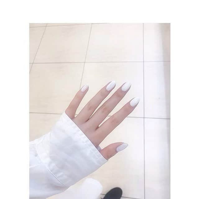 日達舞さんのインスタグラム写真 - (日達舞Instagram)「#白ネイル」3月22日 22時23分 - creamy_maii
