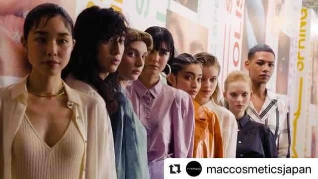 本山琴美のインスタグラム：「💛🧡❤️ #Repost @maccosmeticsjapan with @make_repost ・・・ ㅤ バックステージから生まれる最新トレンドやメイクスキルを常にアップデート📸 #MACBACKSTAGE ㅤ M·A·Cでは店頭で働く1人1人がアーティストで、店舗業務だけでなくファッションショーや雑誌の撮影、SNSなどでも活躍しています💄 ㅤ ㅤ ㅤ #MACCosmeticsJapan #MACコスメ #MACCosmetics #MACトレンドSS20 #MACトレンドSS2020 #MACBACKSTAGE #メイクアップアーティスト #MACArtist #トレンドメイク #メイクさん #MUA #AllAgesAllRacesAllGenders #トレンドセッター」