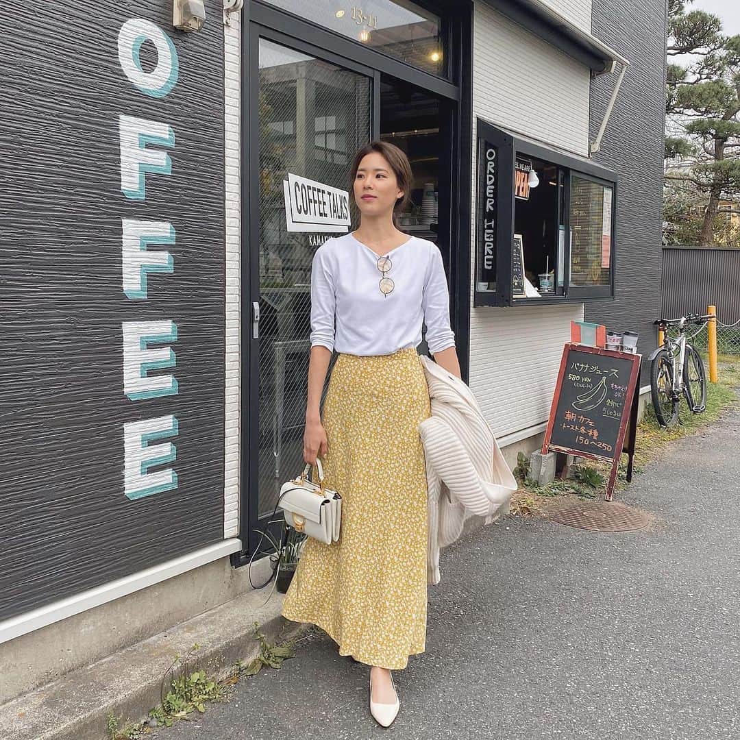 のインスタグラム：「#momoka_fashion 💛﻿ ﻿ ドゥクラッセTシャツが優秀！﻿ @doclasse_style ﻿ 衿や裾に縫い目が出ないのできちんとした﻿ コーデの日にも上品に着れて光沢感と﻿ 柔らかさのある高級コットン100%で﻿ 着心地がとっても良いからオフの﻿ リラックスしたい日にも。﻿ ﻿ ベストセラーなだけあってカラー15色展開、﻿ サイズはS〜XXLまでと豊富な﻿ バリエーションだから買いやすい🥺﻿ 色違いも買いたいな〜❤︎﻿ ﻿ 靴は @rockport_jp 👟﻿ ﻿ #PR #doclasse #ドゥクラッセTシャツ﻿ #ROCKPORT #ロックポートレート﻿ #stepintocolor2020﻿ #ボートネック #ドゥクラッセ #ダブルフロント﻿ #大人のTシャツ #白Tシャツ﻿」