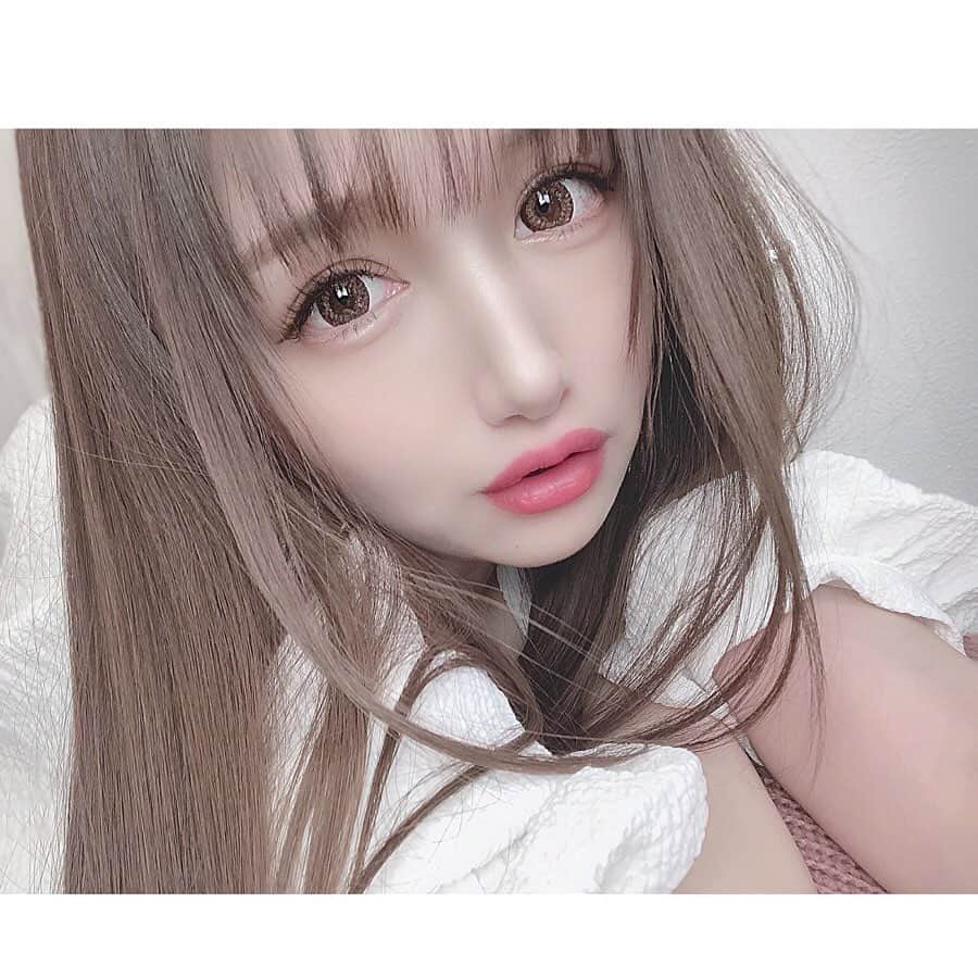 yuu__aaaのインスタグラム：「. . @royalparty_official  の新作 スフレブラウスお気に入り♡ もっと暖かくなったらたくさん、着れる🥰💕 . . #ootd #春コーデ#春服#royalparty #コーデ#トップス#make#メイク#カラコン#アイライン#アイシャドウ」