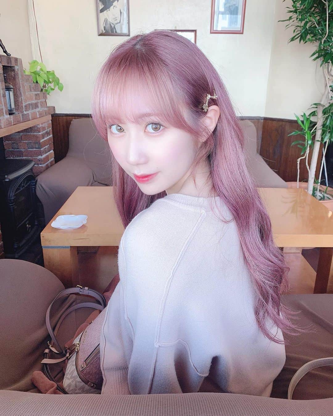 上野遥さんのインスタグラム写真 - (上野遥Instagram)「髪色を見せびらしている 4コマです＾＾笑  いい感じに抜けてきました〜っ この日の髪色特に好き〜っ  #はるたんピンク #ピンクヘアー #ピンクアッシュ #たぶんね」3月22日 22時32分 - harutan.pink