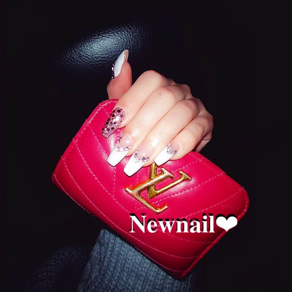アンジェリカのインスタグラム：「💅🏼 .  𝐍𝐞𝐰𝐧𝐚𝐢𝐥♡ ふれんちｰ!!! 反対の手はBLACK~🖤 . 💅🏼 #フレンチネイル #ネイル #nail #louisvuitton #newnail」