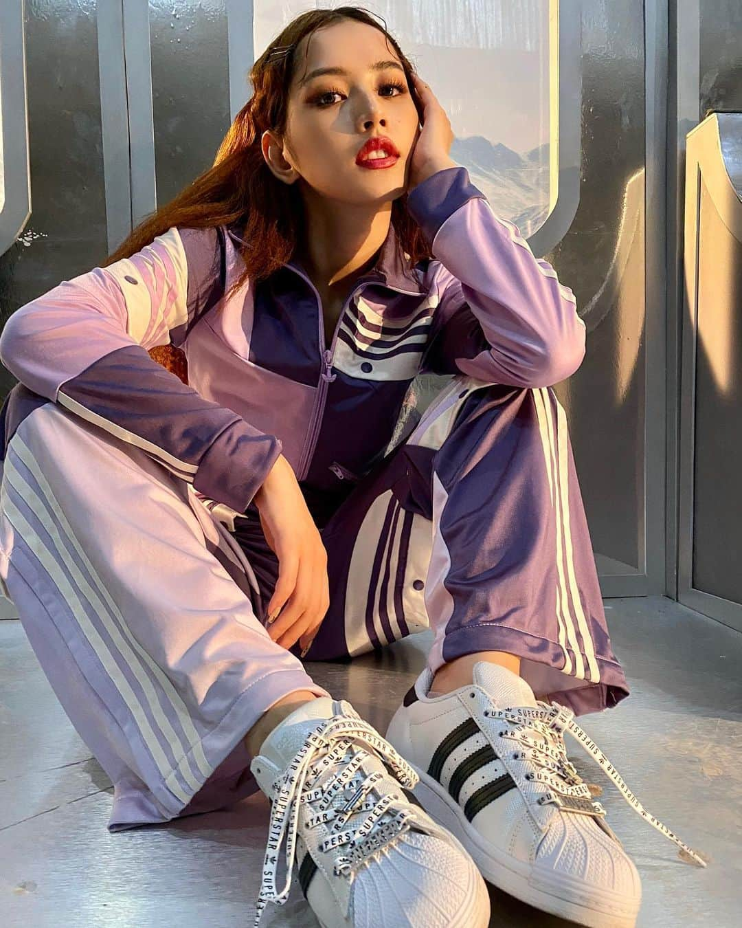 Chi Puさんのインスタグラム写真 - (Chi PuInstagram)「Cuối tuần thử mix giày Superstar all white cùng nguyên set adidas như Chi là đảm bảo luôn đẹp và bắt mắt 😎. Phóng khoáng, cổ điển và trendy là 3 điều Chi cực ưng ý khi trải nghiệm bst này.  Hãy trải nghiệm BST Superstar 2020 để cảm nhận hơi thở của tuổi trẻ nhé! 😘 @adidasoriginals #ChangeIsATeamSport #adidasvn #adidasSUPERSTAR」3月22日 22時34分 - chipupu