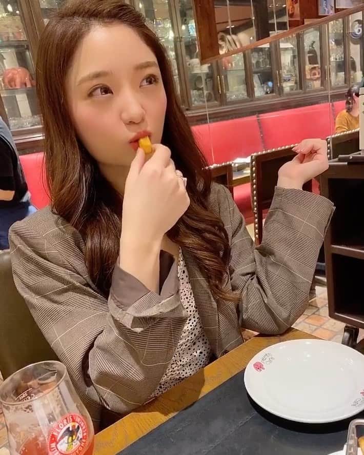 のインスタグラム：「. じゃがじゃがじゃがじゃがじゃがりこじゃがりこ👽 フライドポテトもフルーツビールもうまうま🤤✨ 食べるのだいすきーーー🐹💓 . . ななこちゃんから ほんとによく食べますねって 言われる🤣✨ #休日　#サイバージャパン　#cyberjapan」