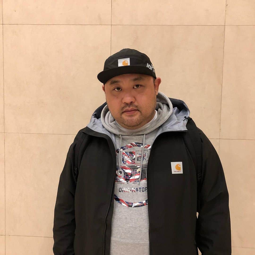 丸山ゴンザレスのインスタグラム：「カーハートの新作ゴアテックスブルゾンとキャップ。防水加工のレベル高いし機能的なのに軽くて合わせやすい。いい感じ。 #carhartt #carharttwip #carharttjapan」