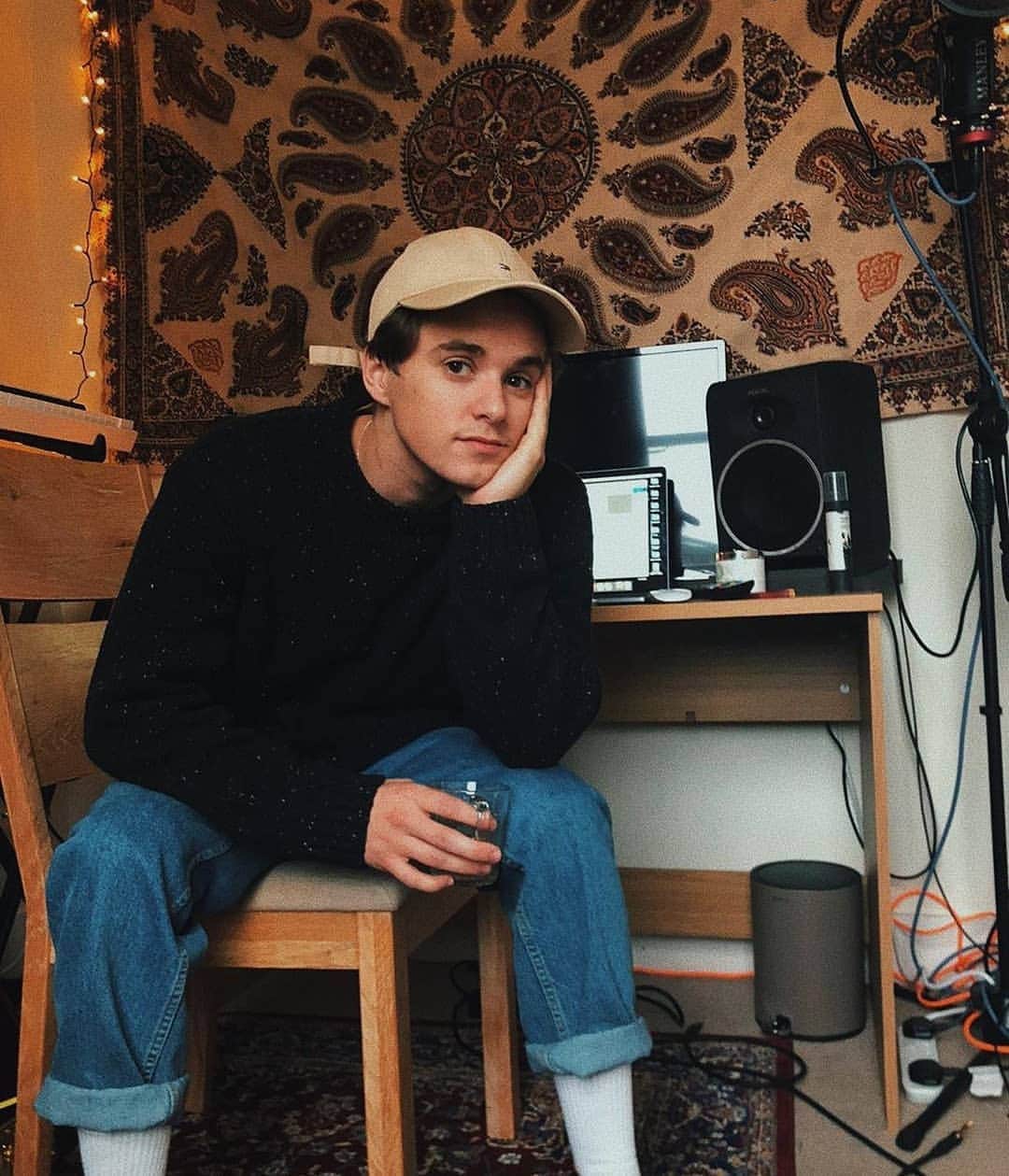 コナー・ボールのインスタグラム：「New music is coming 🤪 I hope everyone is safe! Dm always open :)) hit me up if you really feel bored 💕」