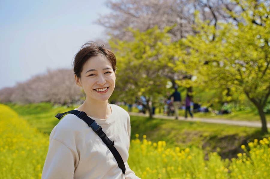 平田薫さんのインスタグラム写真 - (平田薫Instagram)「友人夫婦と埼玉に一泊旅行。何故に埼玉？！！笑。ですが、Airbnbを使って極楽庭付き一軒家でBBQしたよ🥩 帰りに幸手市観現堂堤の桜並木を散歩。桜も菜の花も綺麗で素敵でした。  ウクレレももちろん持っていったよ。笑 ゆずさんの「いつか」と「サヨナラバス」をリクエストされて弾いたら皆んなで歌ってくれました。自分の弾いたウクレレで友達が楽しそうに歌ってくれるの、幸せすぎた〜 感動〜楽しかった〜！ #埼玉旅行#airbnb #観現堂桜堤#桜#菜の花 #ウクレレ」3月22日 22時56分 - hiratakaoru1215