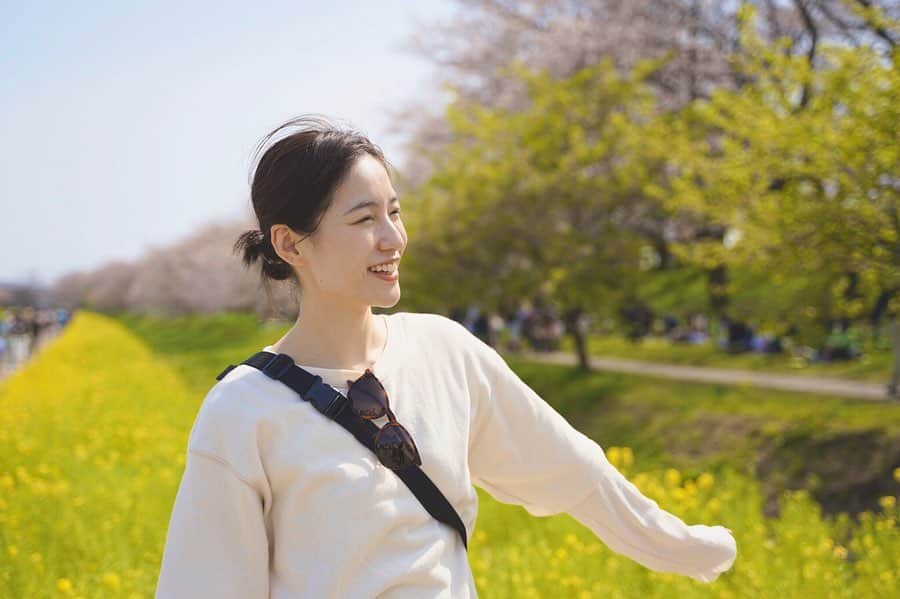 平田薫さんのインスタグラム写真 - (平田薫Instagram)「友人夫婦と埼玉に一泊旅行。何故に埼玉？！！笑。ですが、Airbnbを使って極楽庭付き一軒家でBBQしたよ🥩 帰りに幸手市観現堂堤の桜並木を散歩。桜も菜の花も綺麗で素敵でした。  ウクレレももちろん持っていったよ。笑 ゆずさんの「いつか」と「サヨナラバス」をリクエストされて弾いたら皆んなで歌ってくれました。自分の弾いたウクレレで友達が楽しそうに歌ってくれるの、幸せすぎた〜 感動〜楽しかった〜！ #埼玉旅行#airbnb #観現堂桜堤#桜#菜の花 #ウクレレ」3月22日 22時56分 - hiratakaoru1215