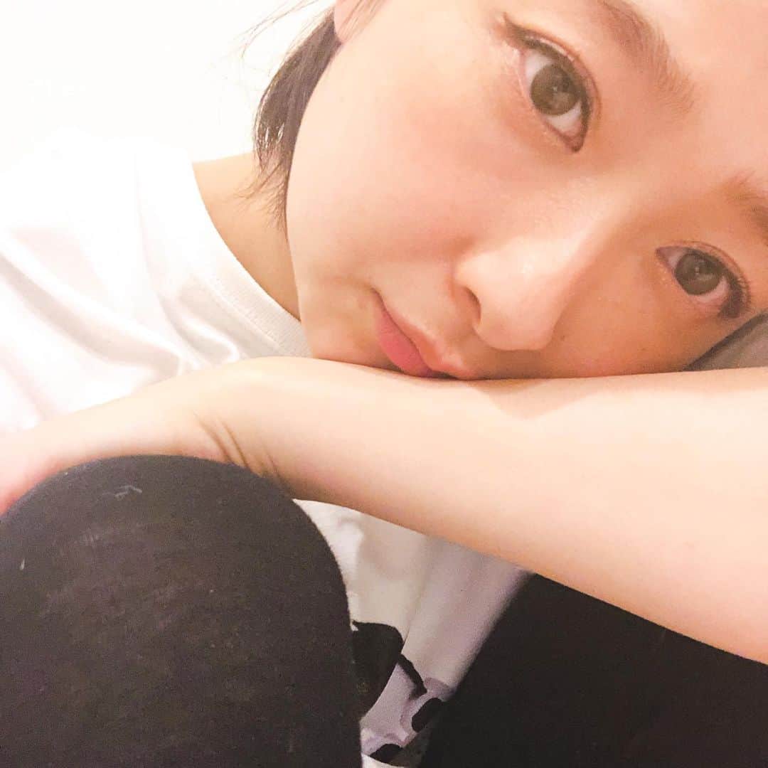 松本亜希のインスタグラム：「今日は化粧してたから、自撮りの練習していたよ🤳 昔みたいにウィンクしてベロ出してとか撮れない あの頃は若かった…🤤 ガラケーだった…😳 #懐かしい#自撮りの練習#がんばりましょう」