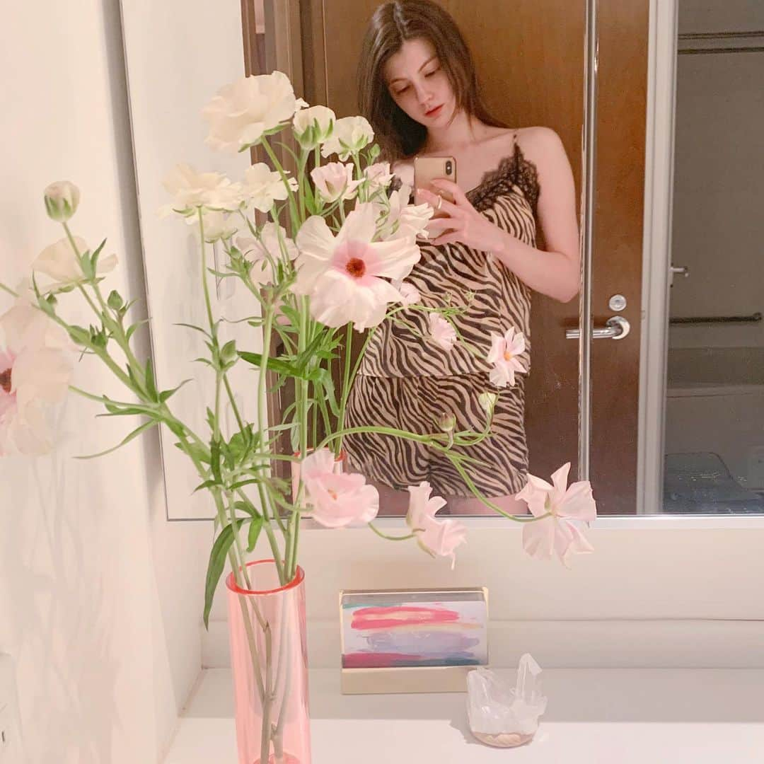 マギーさんのインスタグラム写真 - (マギーInstagram)「Flowers always cheer me up 🌸💕 おやすみなさい！」3月22日 22時58分 - maggymoon