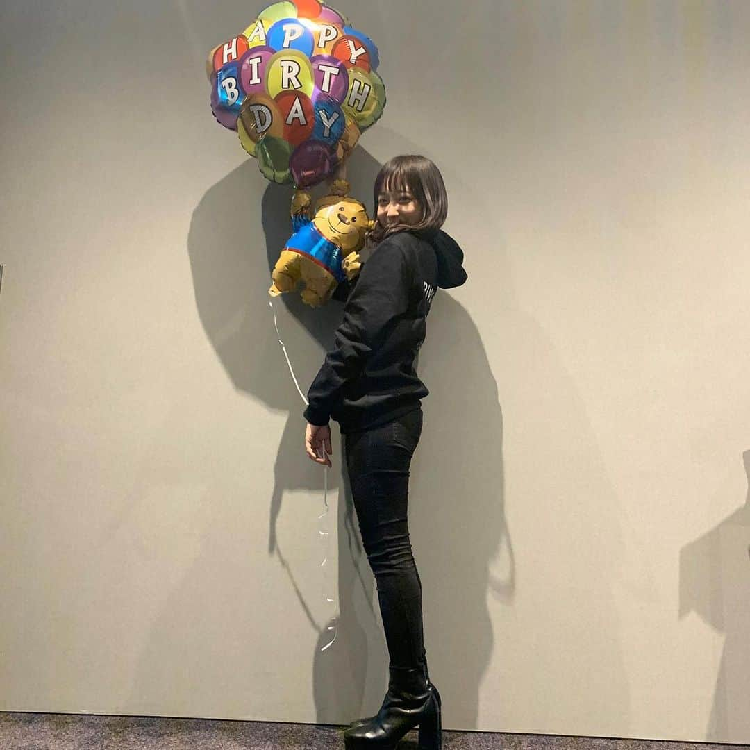 石川翔鈴さんのインスタグラム写真 - (石川翔鈴Instagram)「. サプライズで少し早いお誕生日のお祝いをしてもらいました🤤 嬉しいーーー🍰🎉💖☀️」3月22日 22時59分 - karen__i328