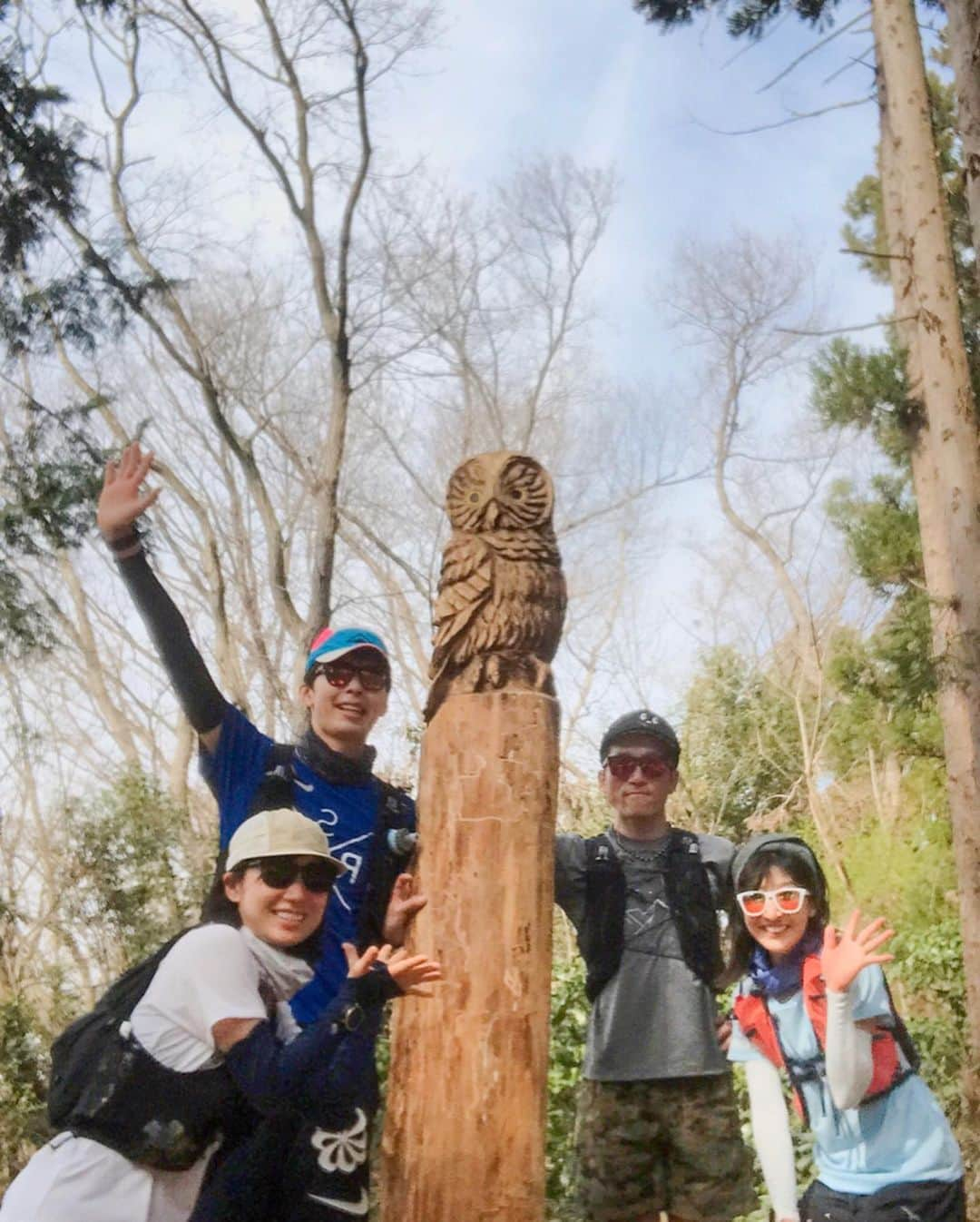 土屋香織さんのインスタグラム写真 - (土屋香織Instagram)「⛰🏃‍♀️🔰my first trail running 🐤 陣馬山-小仏城山-南高尾22.09km . #とくしまマラソン のはずだった今日は トレランデビューの日になりました⸜(๑⃙⃘'ᵕ'๑⃙⃘)⸝⋆︎* 陣馬バス停からスタートしてフルコース♡ 残念ながらガスってて富士山は見えませんでしたが お山を堪能⛰✨ みんなの写真を見て行ってみたかった有名スポットに 連れて行ってもらいました♪ 陣馬山ではゆずシャーベット😋 小仏城山ではぜんざいを満喫していたら いつも読んでる @tarzanweb の方がいらっしゃって、【高尾山、歩いてすれ違いましょう】って トレイルマナーのリーフレットいただきました◡̈ コースの地図までついていてこれは保存版✨ あ、下山してからはみたらし蕎麦だんごも🍡 . いつも千葉で走ってるラン友さん達と♡ しょーじさん、はやまるちゃん、 陣場山に駆けつけてくれたゆうたさん みんなすごいのに ひよこ状態のよちよちランの私に 優しく付き合ってくれて✨ 本当にありがとうございました🐤 . 南陣場のラストの坂が辛すぎた😂 ピヨピヨ🐤笑 そしてやはり足の爪が死にました😂 . お山は木陰の風が気持ち良くて🌿 鳥の声、水の音、樹々の音 最高でした♡ 虫が嫌いすぎるので 虫が出ない季節に限ると思いますが笑 また行きたい⸜(๑⃙⃘'ᵕ'๑⃙⃘)⸝⋆︎* . . . #トレランデビュー #トレラン #トレラン女子 #高尾山 #trailrunning #陣場山 #小仏城山 #南陣場  #とくしまオンラインマラソン2020 #igランガールズ #ランガール #instarunners #ランニング女子 #ハシリマスタグラム #ハシリマシタグラム #マラソン女子 #ig千葉ランナーズ #ランニングママ #ぜんぶカラダなんだ #garmin #ミズノランニング #スニーカー好きな人と繋がりたい #vic_season #ランコーデ #goodr5 #ミズノマルチポケットパンツ #走るの好きな人と繋がりたい」3月22日 23時18分 - kaorintsuchiya