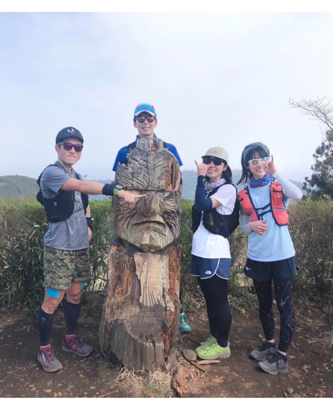 土屋香織さんのインスタグラム写真 - (土屋香織Instagram)「⛰🏃‍♀️🔰my first trail running 🐤 陣馬山-小仏城山-南高尾22.09km . #とくしまマラソン のはずだった今日は トレランデビューの日になりました⸜(๑⃙⃘'ᵕ'๑⃙⃘)⸝⋆︎* 陣馬バス停からスタートしてフルコース♡ 残念ながらガスってて富士山は見えませんでしたが お山を堪能⛰✨ みんなの写真を見て行ってみたかった有名スポットに 連れて行ってもらいました♪ 陣馬山ではゆずシャーベット😋 小仏城山ではぜんざいを満喫していたら いつも読んでる @tarzanweb の方がいらっしゃって、【高尾山、歩いてすれ違いましょう】って トレイルマナーのリーフレットいただきました◡̈ コースの地図までついていてこれは保存版✨ あ、下山してからはみたらし蕎麦だんごも🍡 . いつも千葉で走ってるラン友さん達と♡ しょーじさん、はやまるちゃん、 陣場山に駆けつけてくれたゆうたさん みんなすごいのに ひよこ状態のよちよちランの私に 優しく付き合ってくれて✨ 本当にありがとうございました🐤 . 南陣場のラストの坂が辛すぎた😂 ピヨピヨ🐤笑 そしてやはり足の爪が死にました😂 . お山は木陰の風が気持ち良くて🌿 鳥の声、水の音、樹々の音 最高でした♡ 虫が嫌いすぎるので 虫が出ない季節に限ると思いますが笑 また行きたい⸜(๑⃙⃘'ᵕ'๑⃙⃘)⸝⋆︎* . . . #トレランデビュー #トレラン #トレラン女子 #高尾山 #trailrunning #陣場山 #小仏城山 #南陣場  #とくしまオンラインマラソン2020 #igランガールズ #ランガール #instarunners #ランニング女子 #ハシリマスタグラム #ハシリマシタグラム #マラソン女子 #ig千葉ランナーズ #ランニングママ #ぜんぶカラダなんだ #garmin #ミズノランニング #スニーカー好きな人と繋がりたい #vic_season #ランコーデ #goodr5 #ミズノマルチポケットパンツ #走るの好きな人と繋がりたい」3月22日 23時18分 - kaorintsuchiya