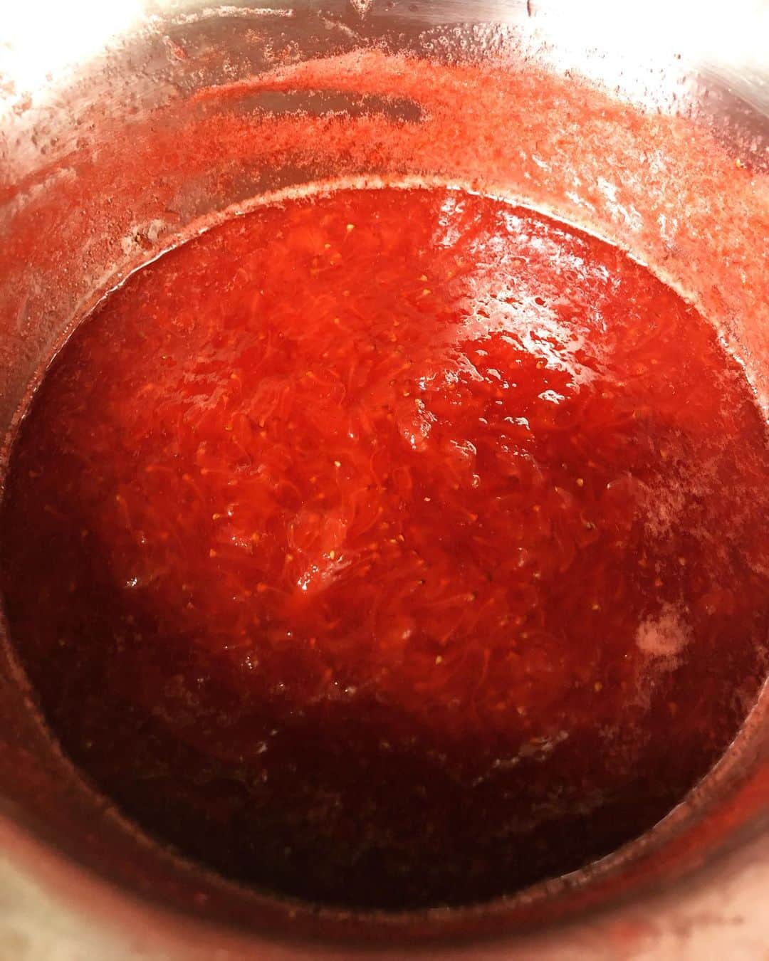 純名里沙さんのインスタグラム写真 - (純名里沙Instagram)「大好物のイチゴが安くなってたので❣️ 久しぶりにジャムを作ってみました〜^ ^ ・ くつくつ煮て、オーガニックのレモン🍋を絞り、美味しく出来ました🙌😆明日の朝が楽しみ💓 ・ #イチゴジャム #手作りジャム #いちご  #イチゴ #大好き #大好物 #美味しくできた  #楽しみ💓」3月22日 23時19分 - risajunna3158