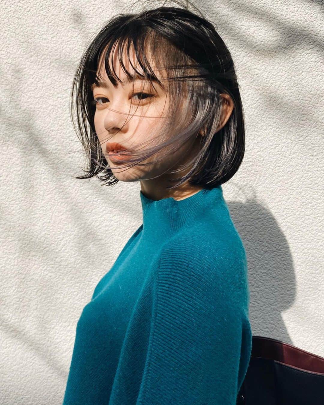 のインスタグラム：「* 見た目黒髪やけど耳かけたら見える感じにしてもらいました☺︎ * レイクスカラーの青も入っててめちゃくちゃ可愛い… ありがとうございます🙇‍♀️ * #グレーアッシュ」